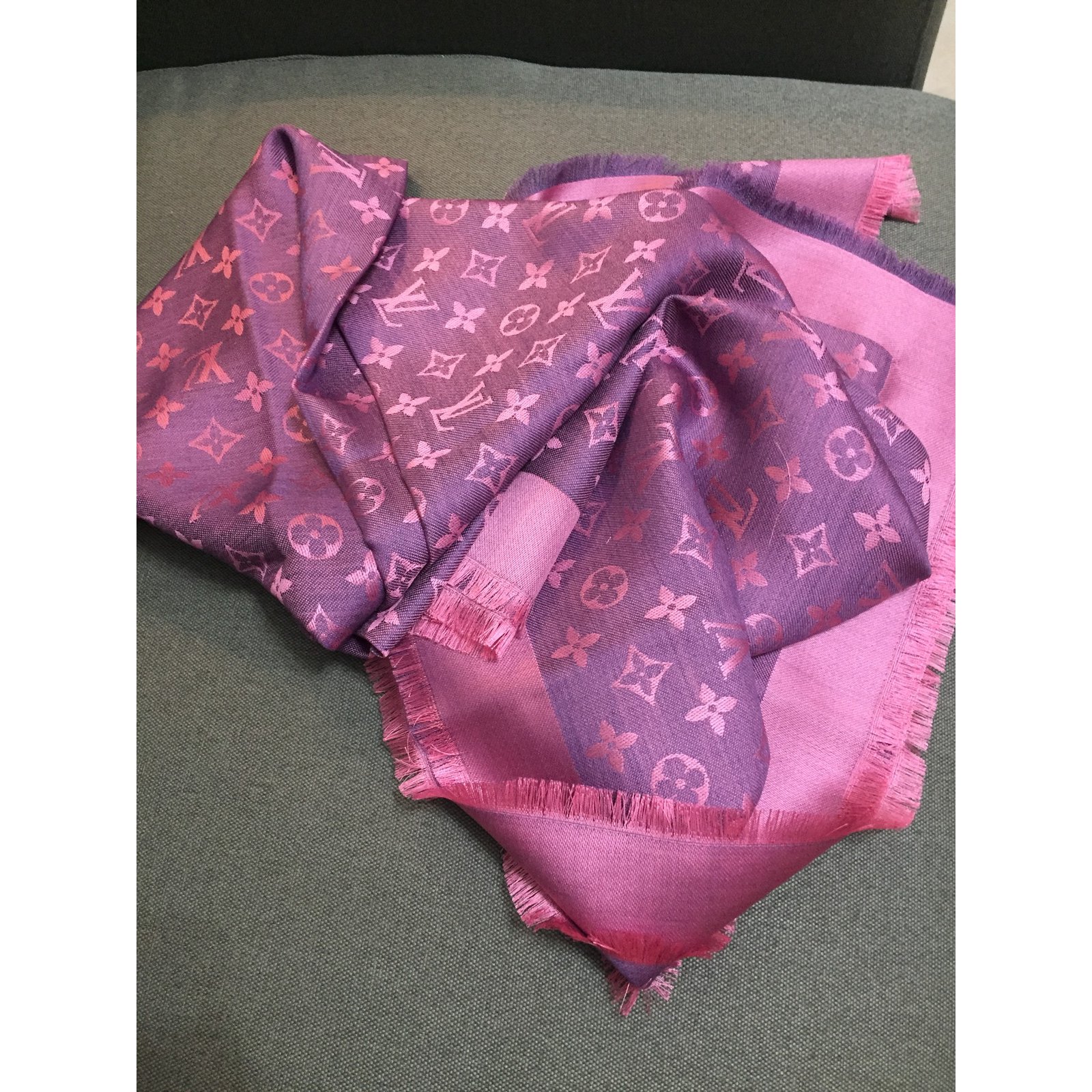 Louis Vuitton Pink Silk ref.979785 - Joli Closet