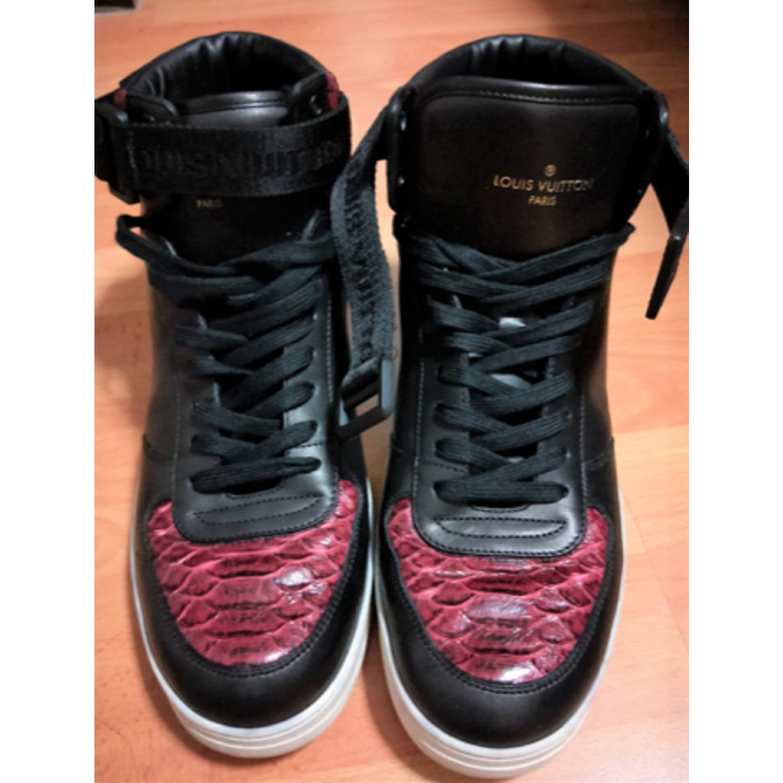 Louis Vuitton Leather high top lace up sneakers Black ref.84131