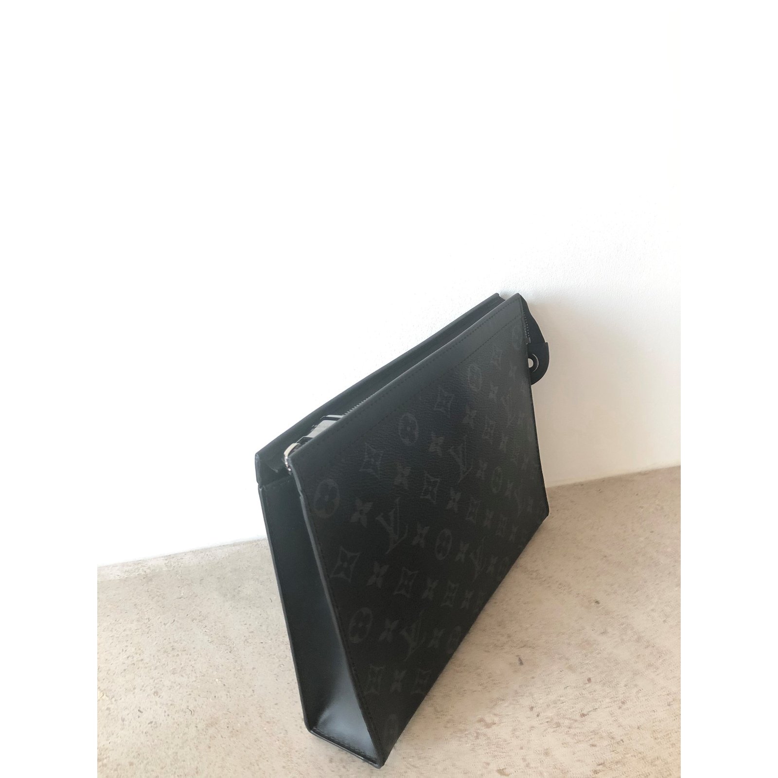 Louis Vuitton LV lined phone wearable pouch Black Leather ref.511114 - Joli  Closet