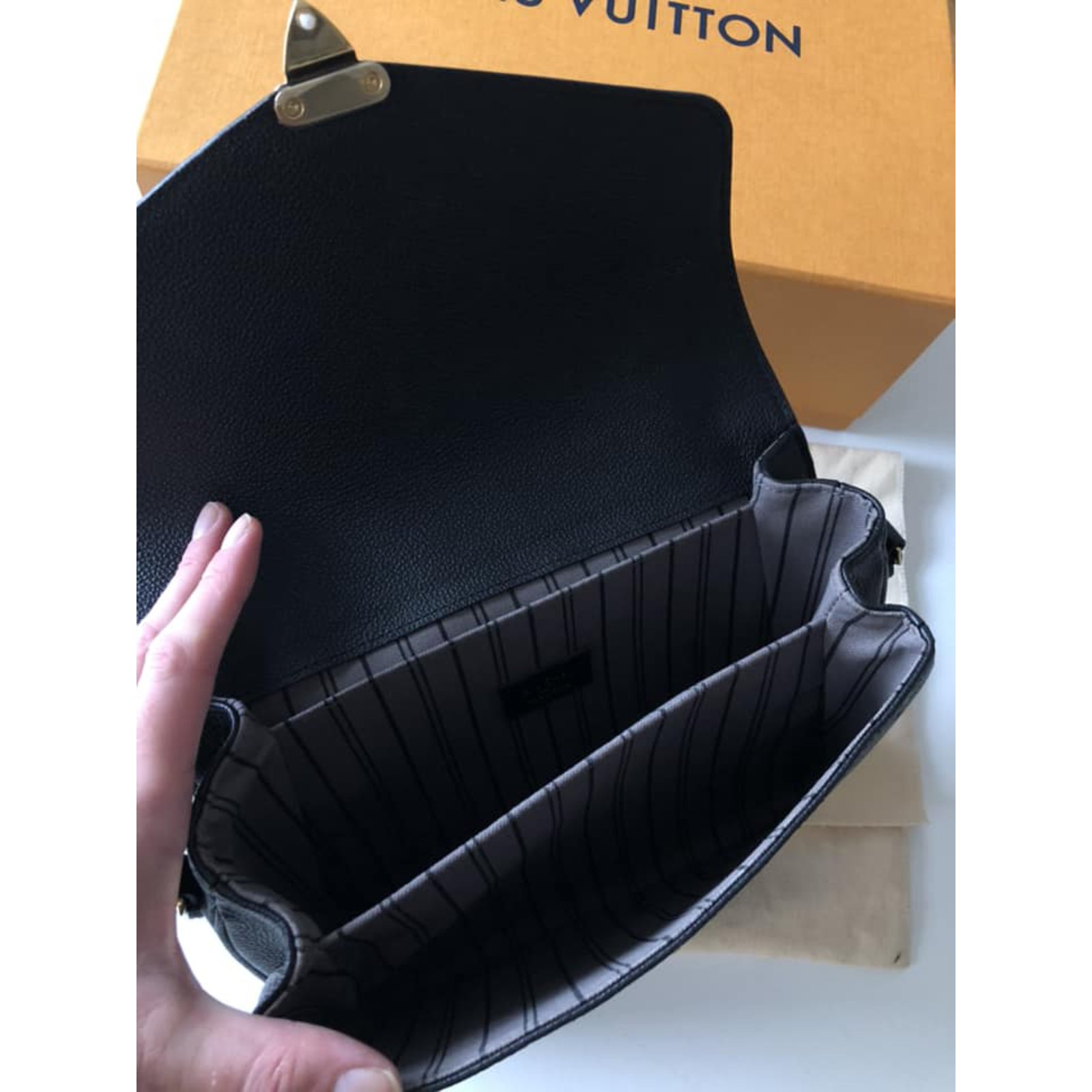 LOUIS VUITTON THAMES CLUTCH IN EPI LEATHER