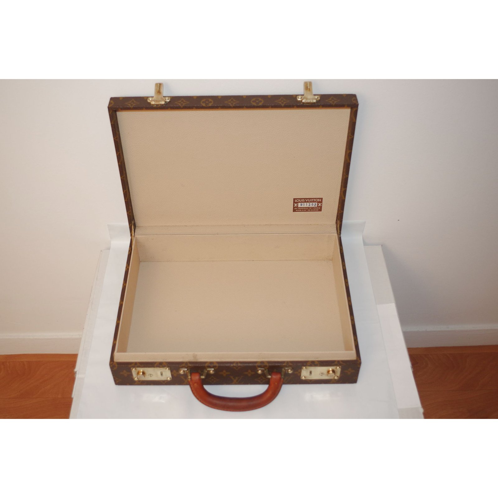 Louis Vuitton Boursicot Hat Box Brown Leather ref.252179 - Joli Closet