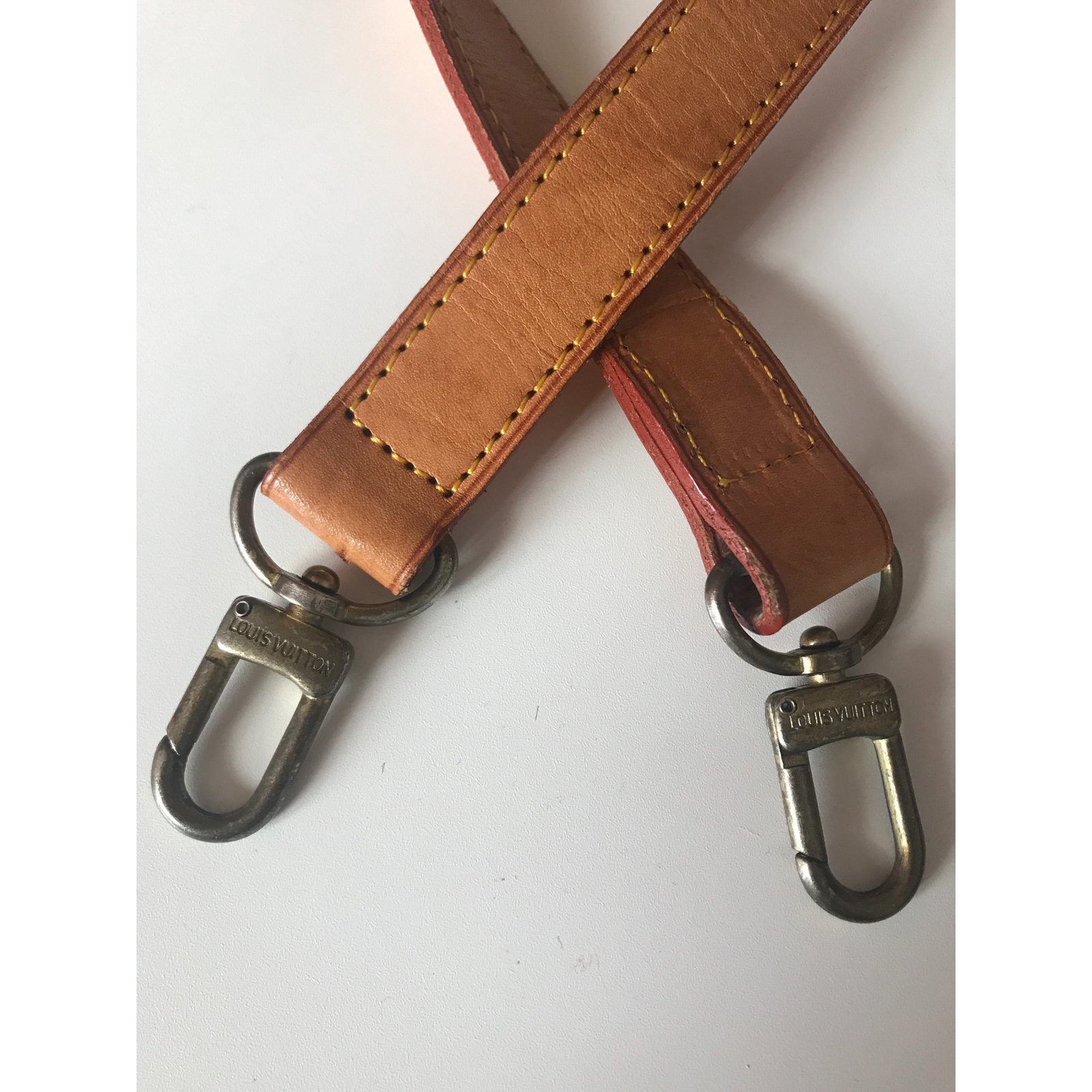 Louis Vuitton Adjustable Shoulder Strap with Shoulder Pad Beige Golden  Light brown Leather Metal ref.93348 - Joli Closet