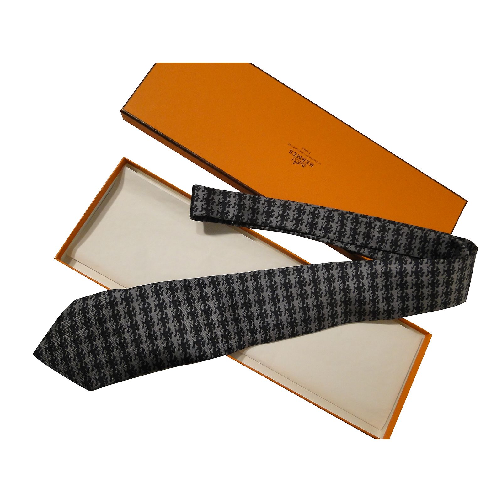 Cravate HERMÈS 100% Soie - Bleu Clair / Bordeaux, Largeur >7,5 Cm, Longueur >150 Cm