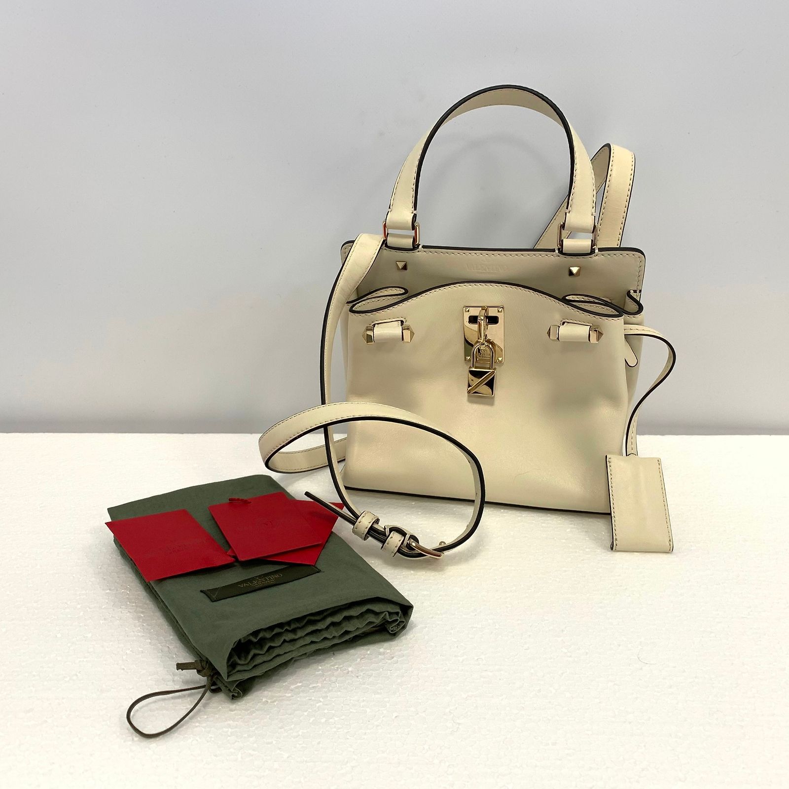 Petit Sac à Main Valentino Vintage - Couleur Corail, Anse Dorée, Occasion Très Bon État