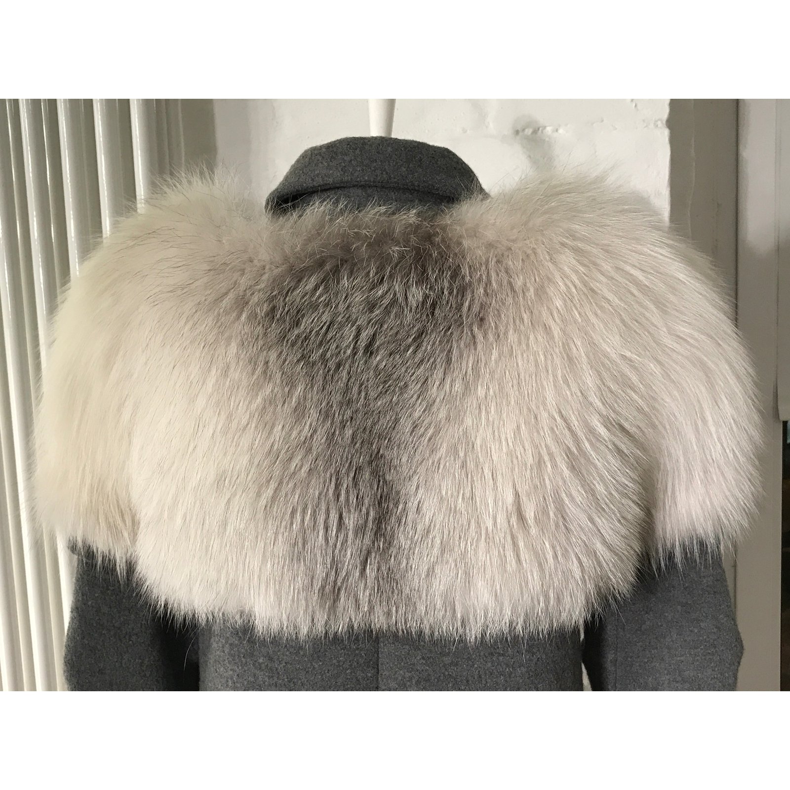 Louis Vuitton Wool coat white Fox fur capelet Grey ref.117120 - Joli Closet