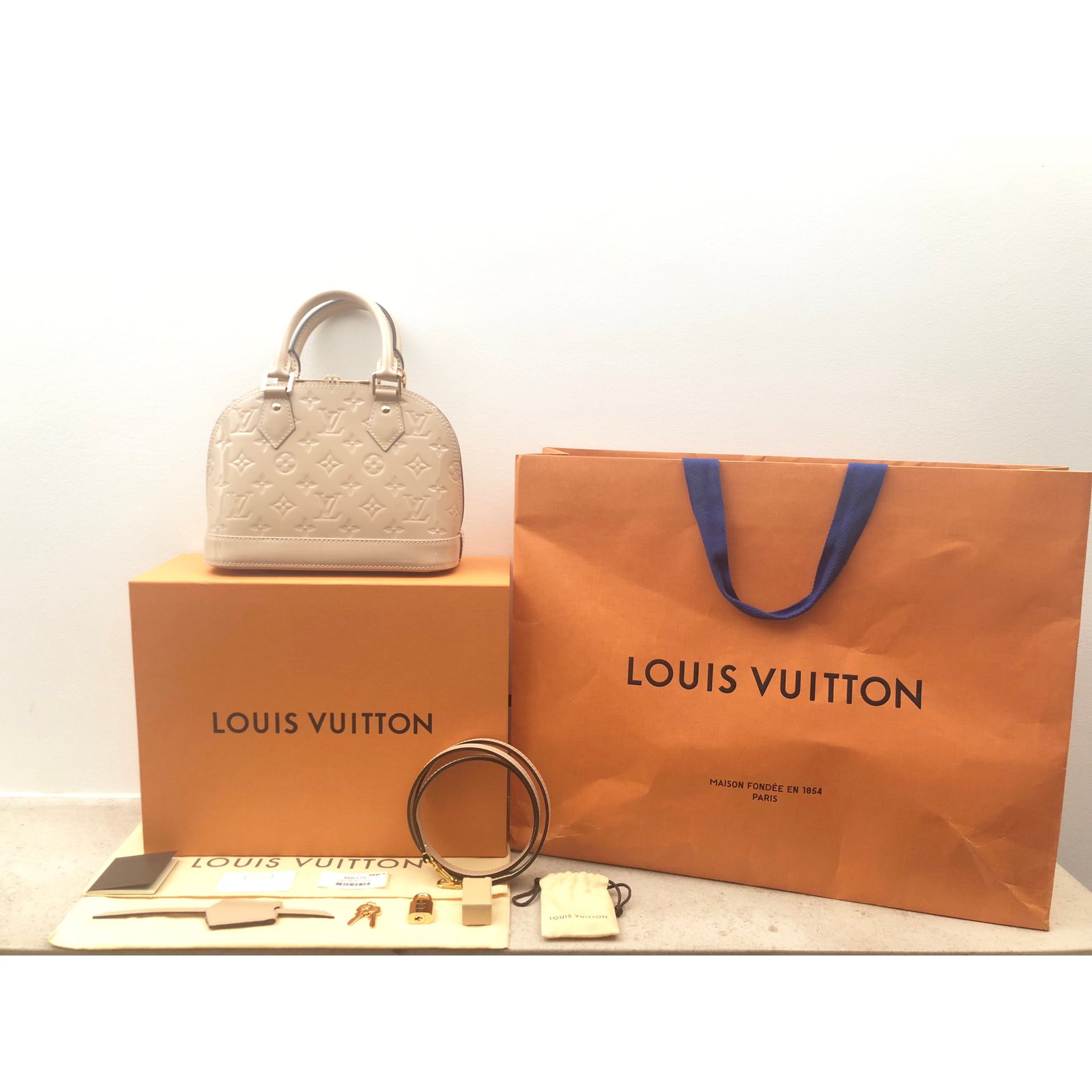Sac à main Louis Vuitton mini Alma en toile et cuir Beige ref.844399 - Joli  Closet