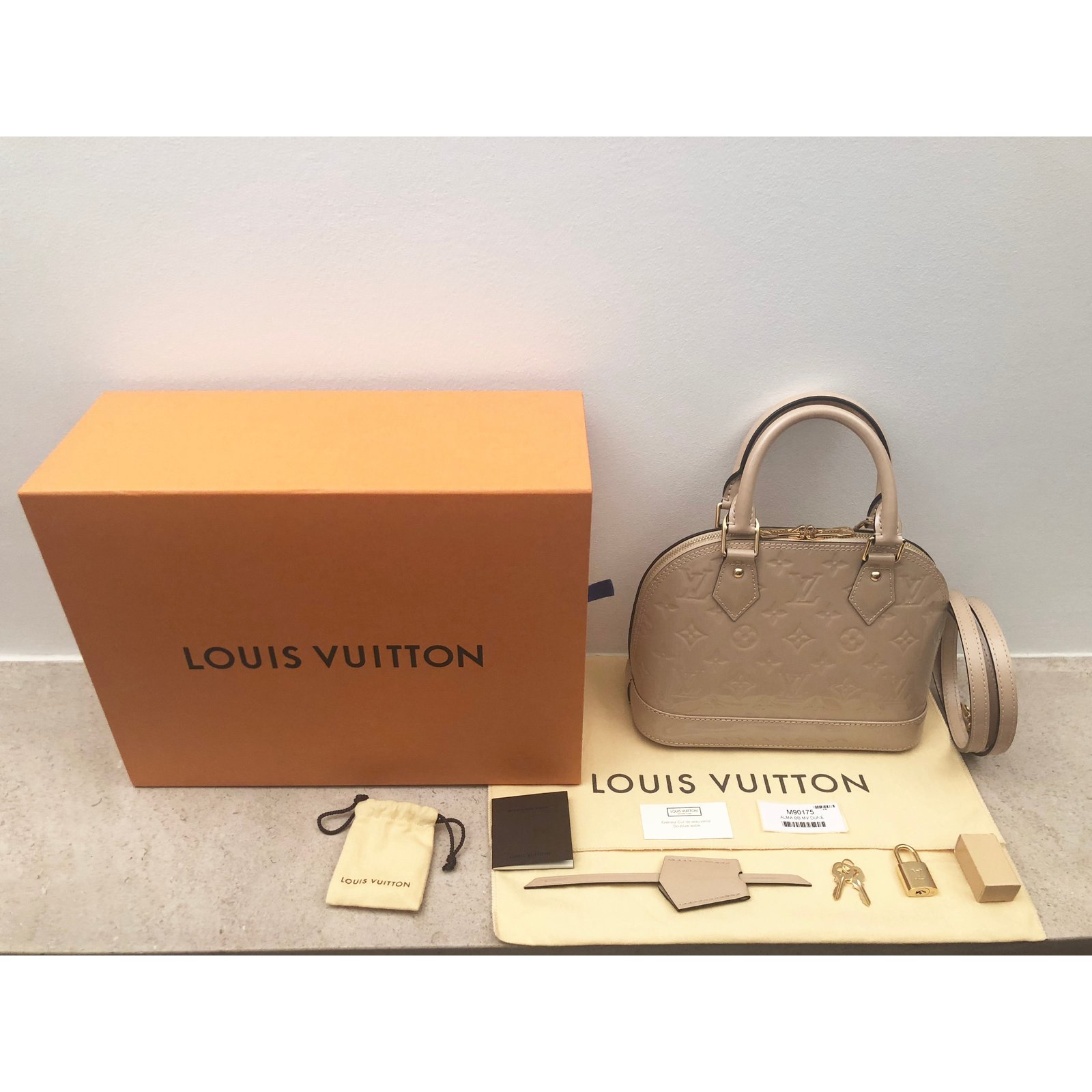 Unboxing the beautiful Louis Vuitton Néo Alma BB Bag 🖤 #louisvuitton