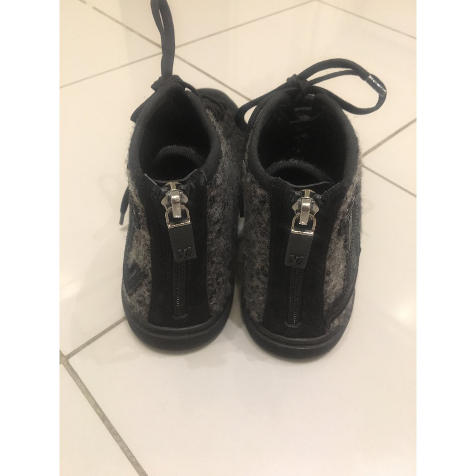 Louis Vuitton women's sneakers Dark grey Cloth ref.101340 - Joli