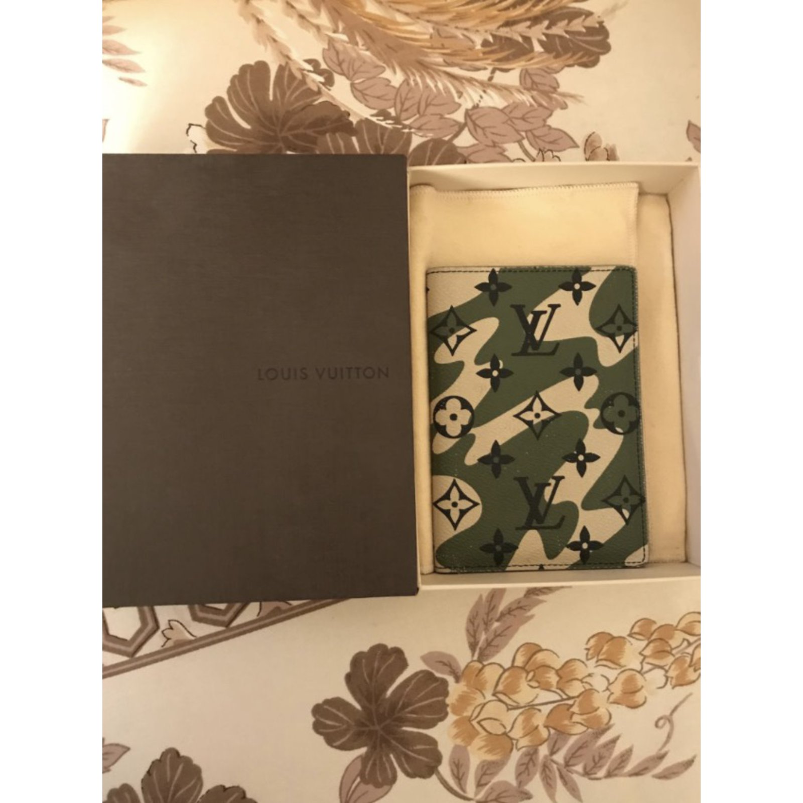 Louis Vuitton Green Monogramouflage Camouflage Phone Case Multiple colors  Leather ref.544717 - Joli Closet