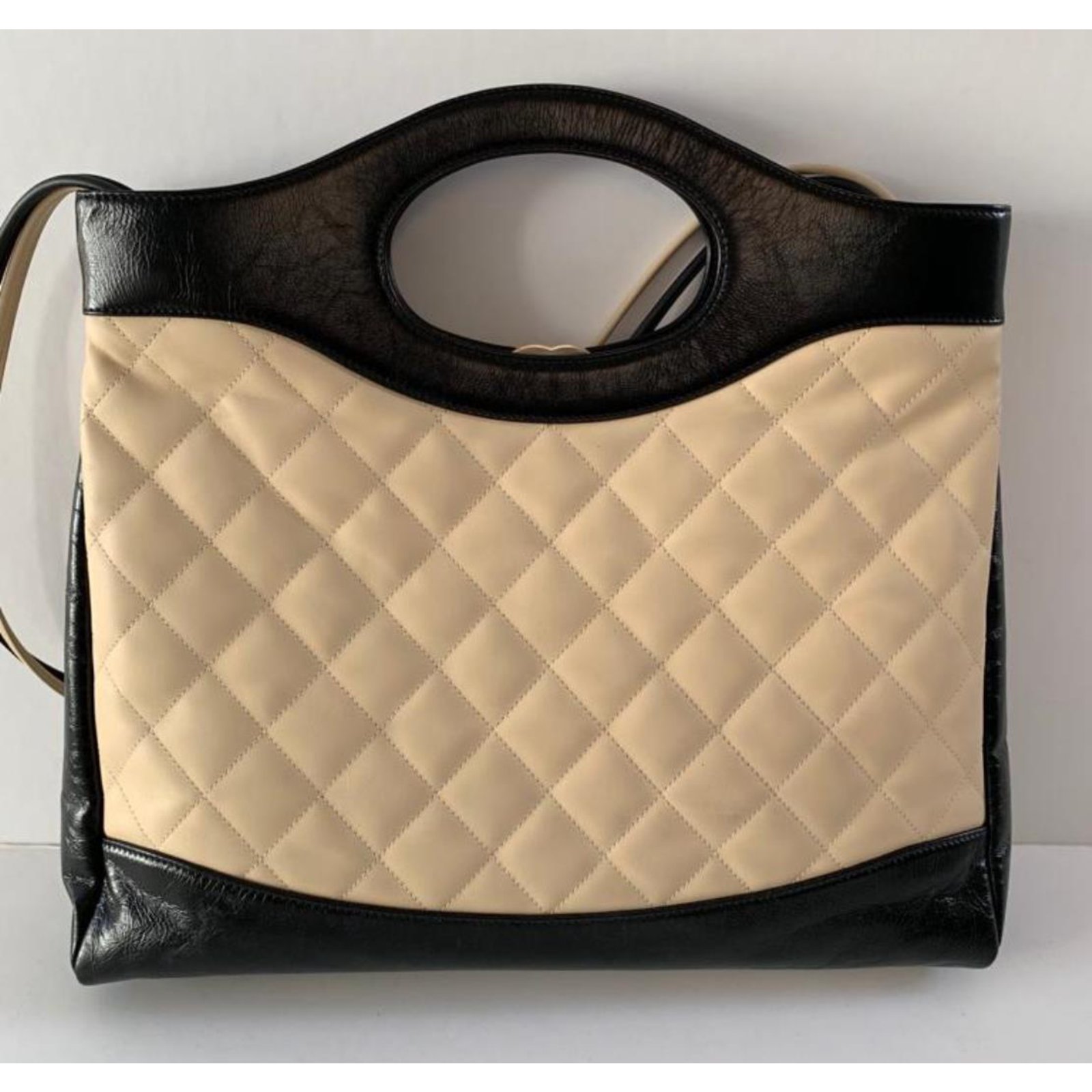 Large CHANEL shopping bag 31 Black Beige Leather ref.102441 - Joli Closet