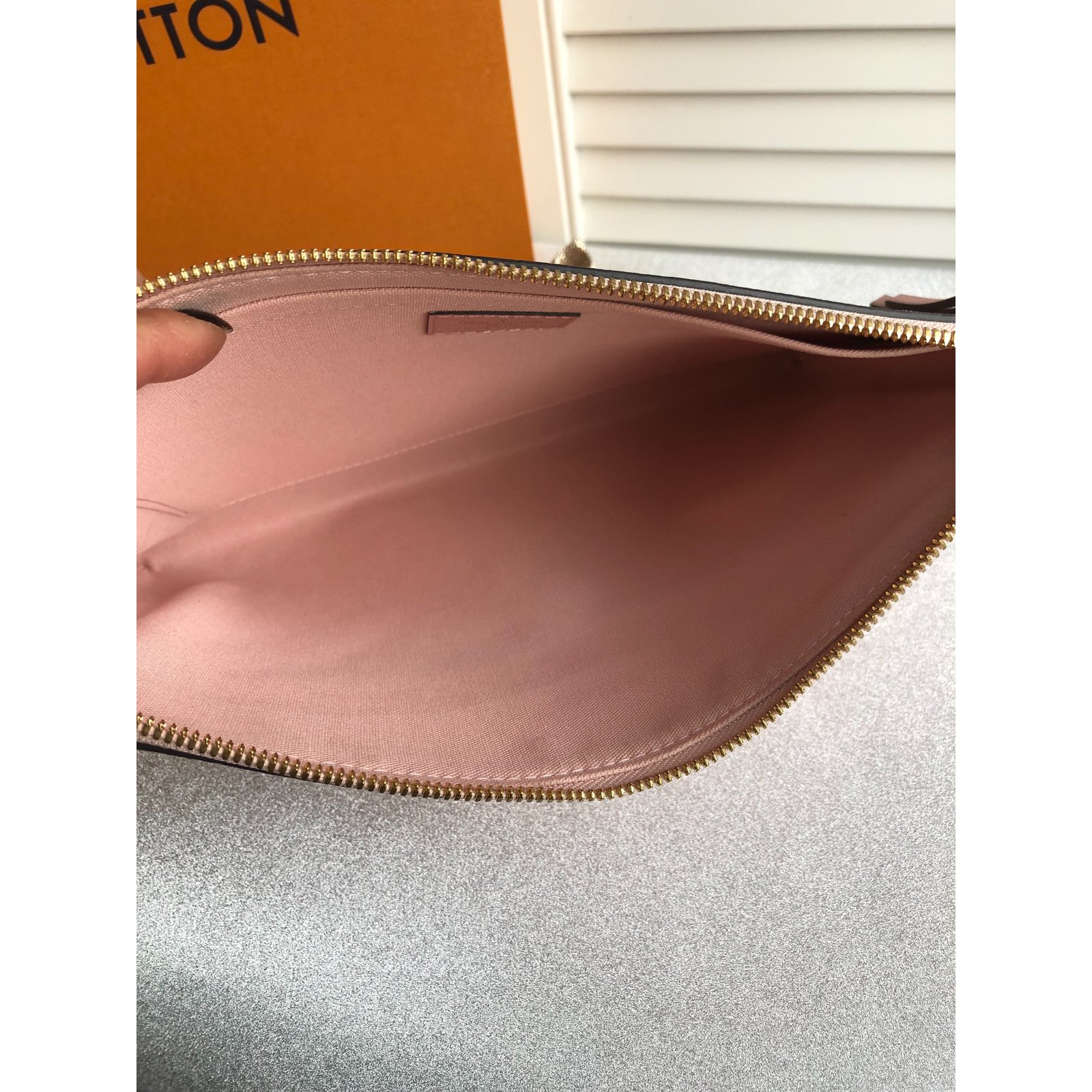 Louis Vuitton Daily pink pochette Leather ref.102503 - Joli Closet