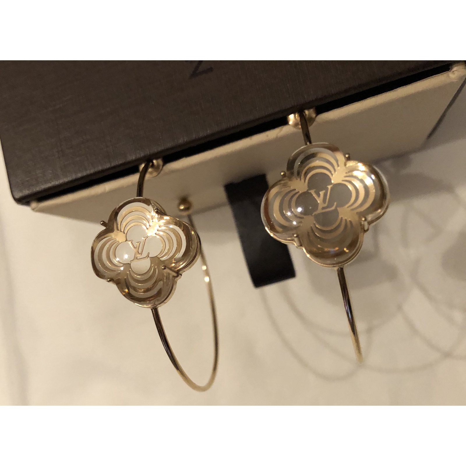 Louis Vuitton Essential V Hoop Earrings M61088 Golden Metal ref
