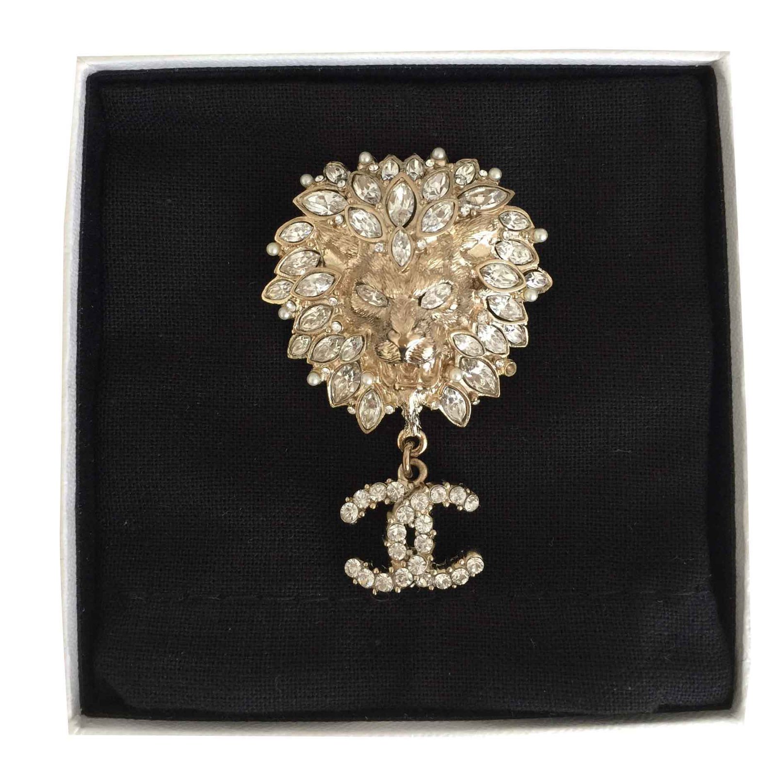 Chanel Lion Head brooch 2011 collection Golden Metal ref.123762 - Joli  Closet