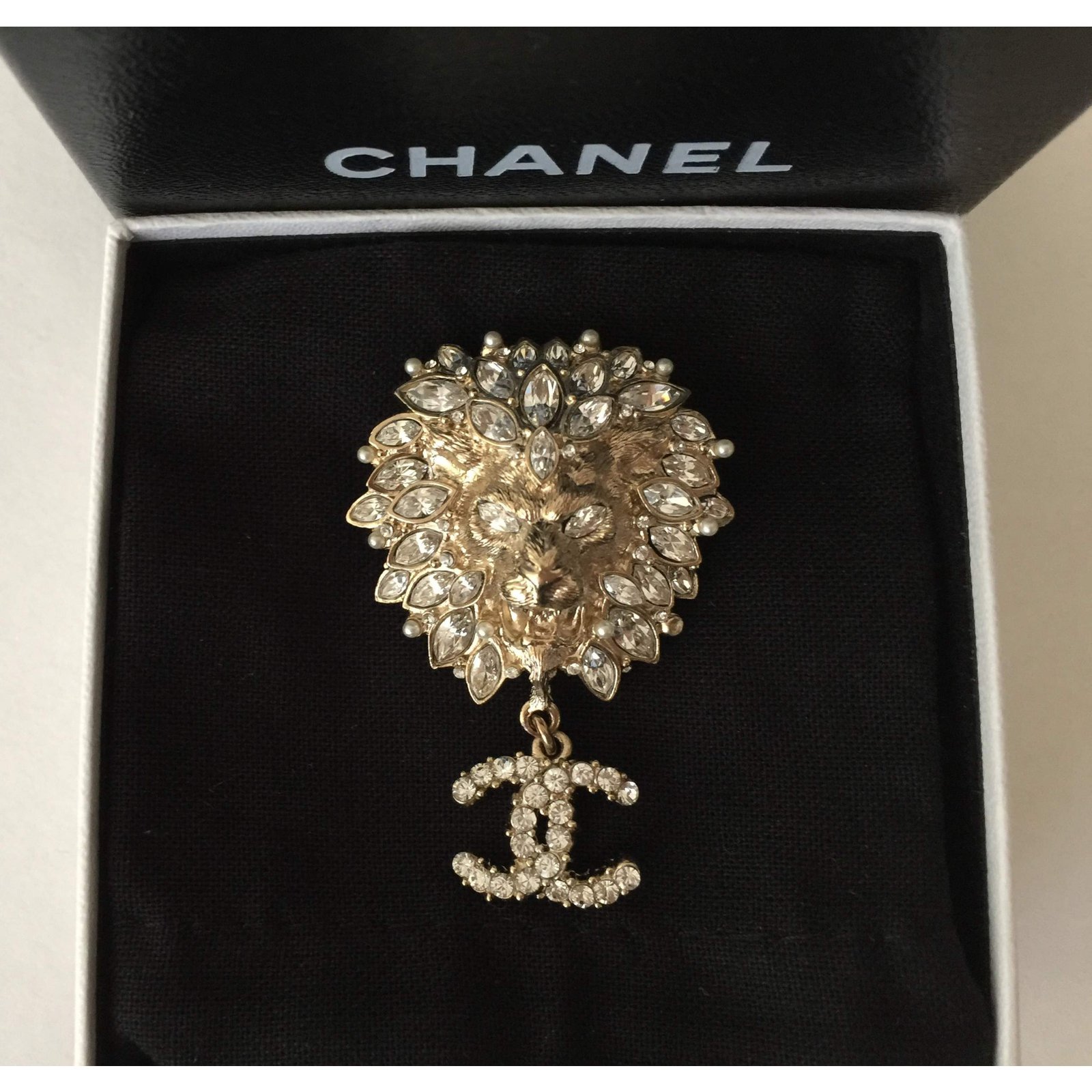Chanel Lion Head brooch 2011 collection Golden Metal ref.123762 - Joli  Closet