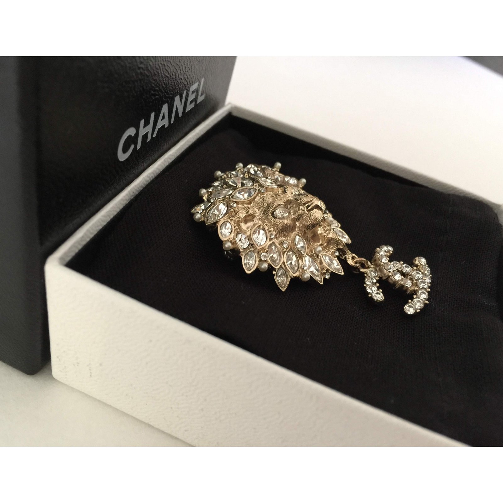 Chanel Lion Head brooch 2011 collection Golden Metal ref.123762