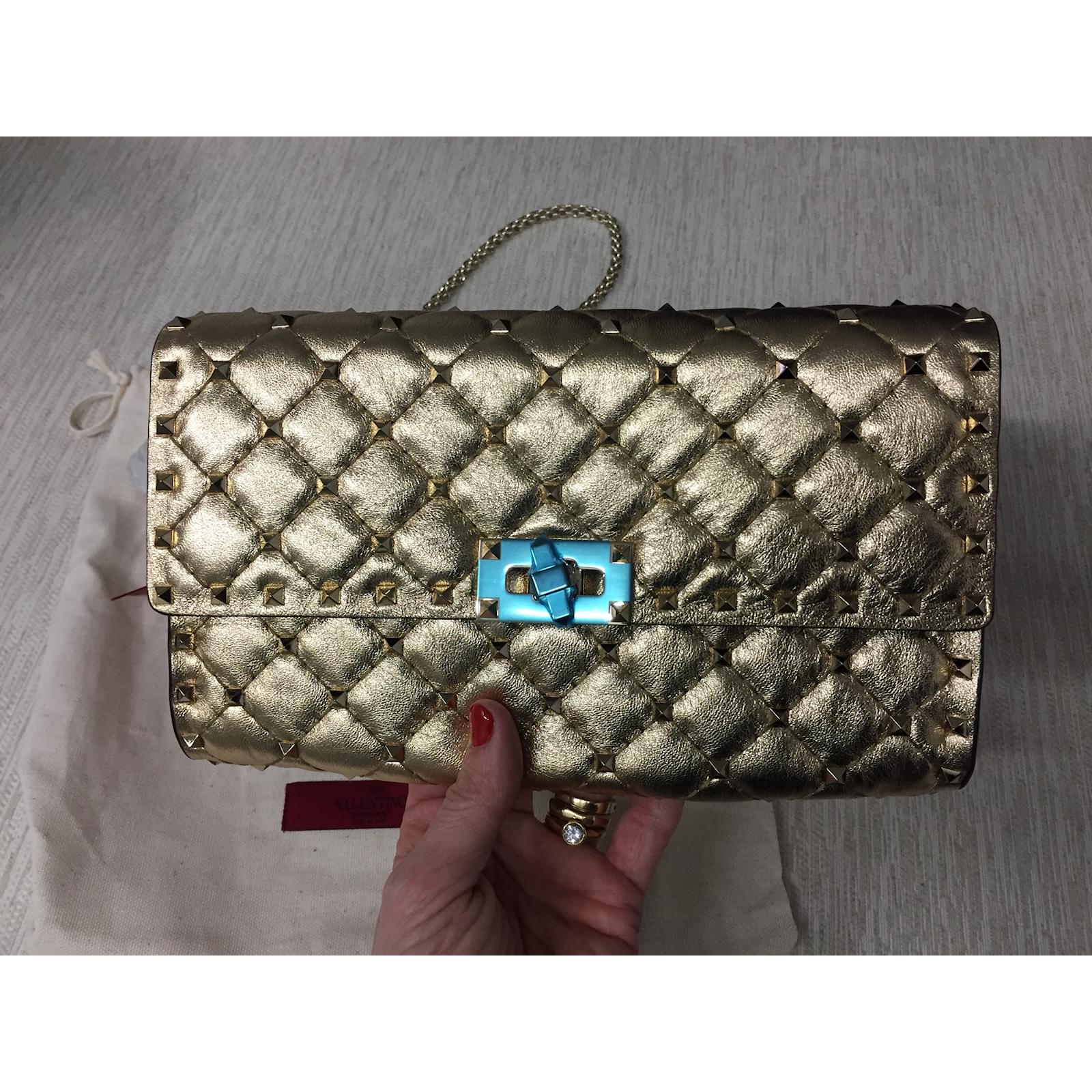 VALENTINOのショルダーバック♪★ROCKSTUD SPIKE HOBO S★ 多色 Valentino Garavani Rockstud Spike Small Laminated Nappa Bag
