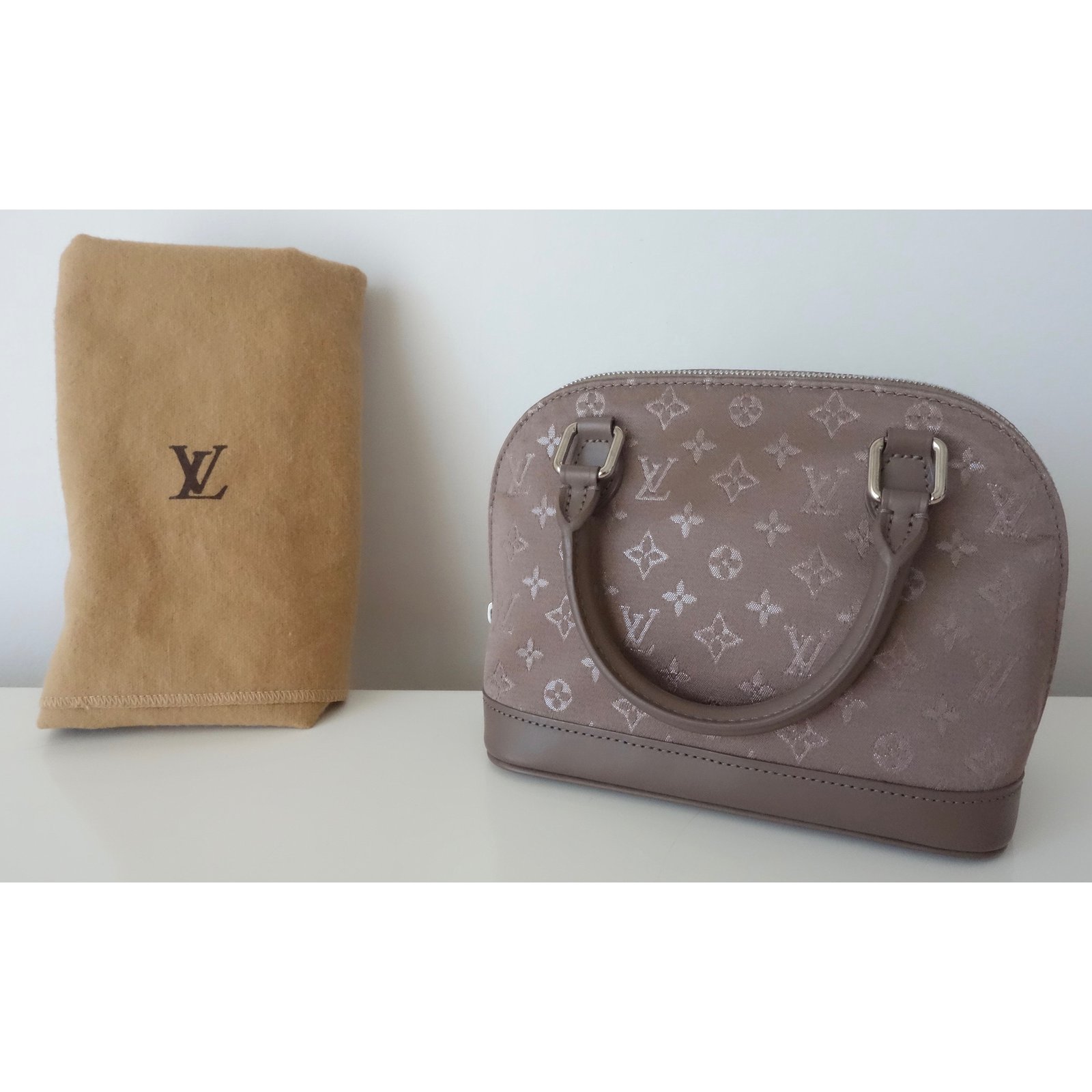 Louis Vuitton ALMA VUITTON MICRO BAG Taupe Leather Silk ref.105240 - Joli  Closet