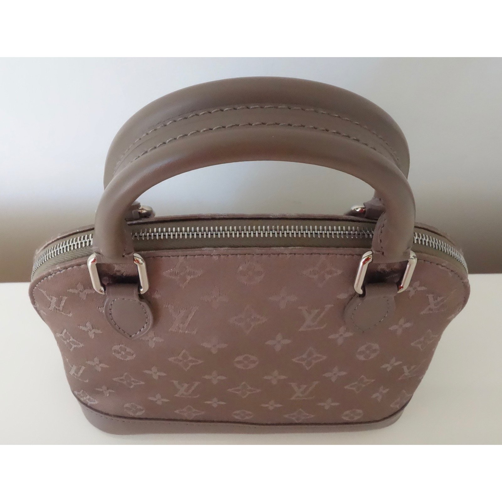 Louis Vuitton ALMA VUITTON MICRO BAG Taupe Leather Silk ref.105240 - Joli  Closet