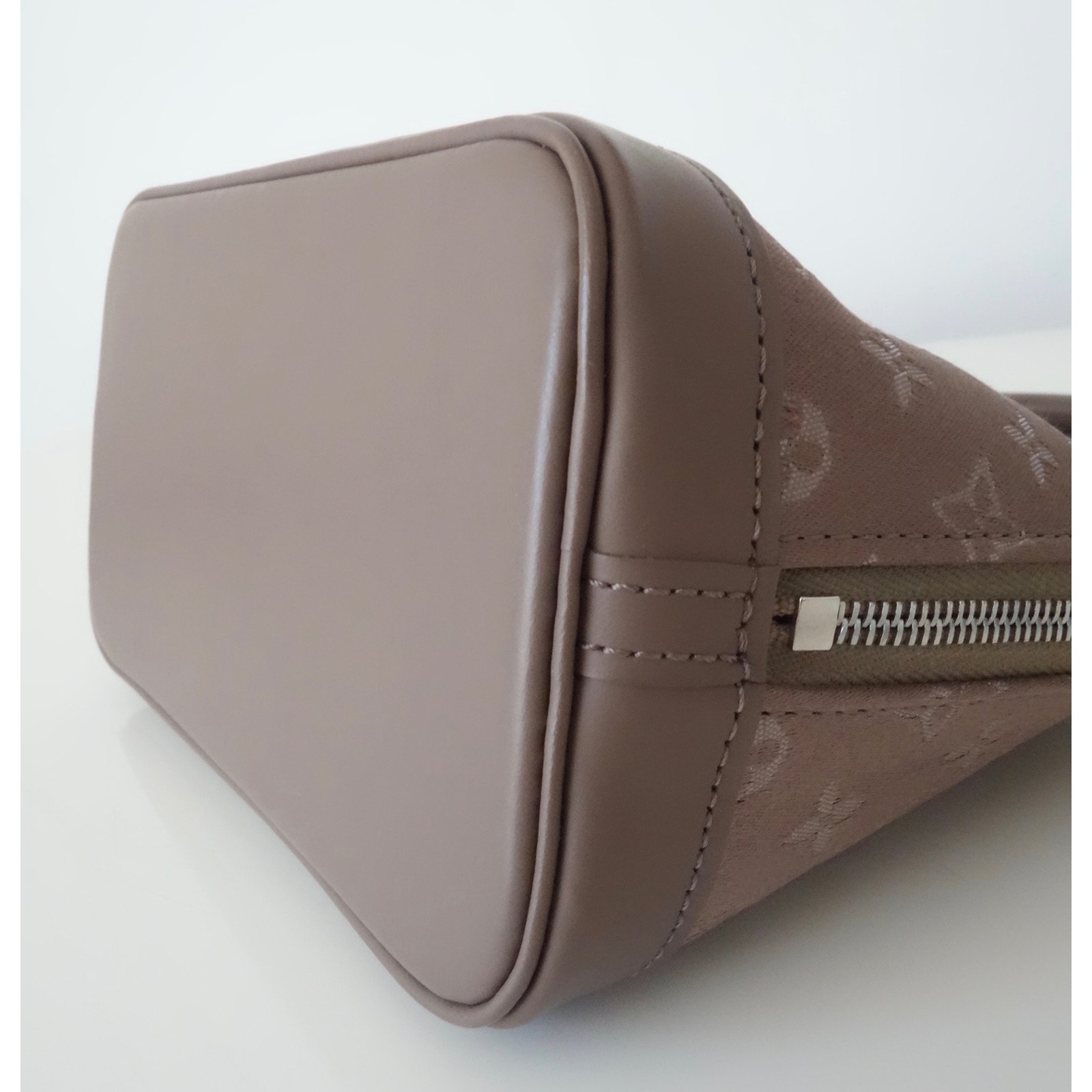 Louis Vuitton ALMA VUITTON MICRO BAG Taupe Leather Silk ref.105240 - Joli  Closet