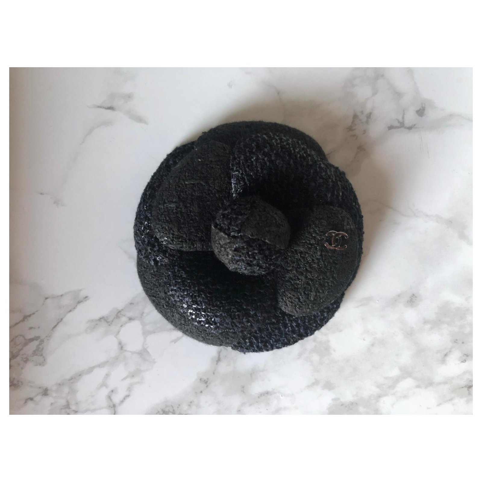 Chanel, Black tweed camellia brooch ref.115140 - Joli Closet