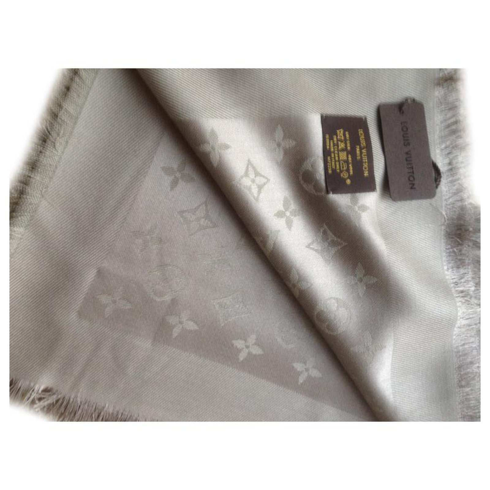 Louis Vuitton Monogram Shawl Scarf Beige Silk ref.55948 - Joli Closet