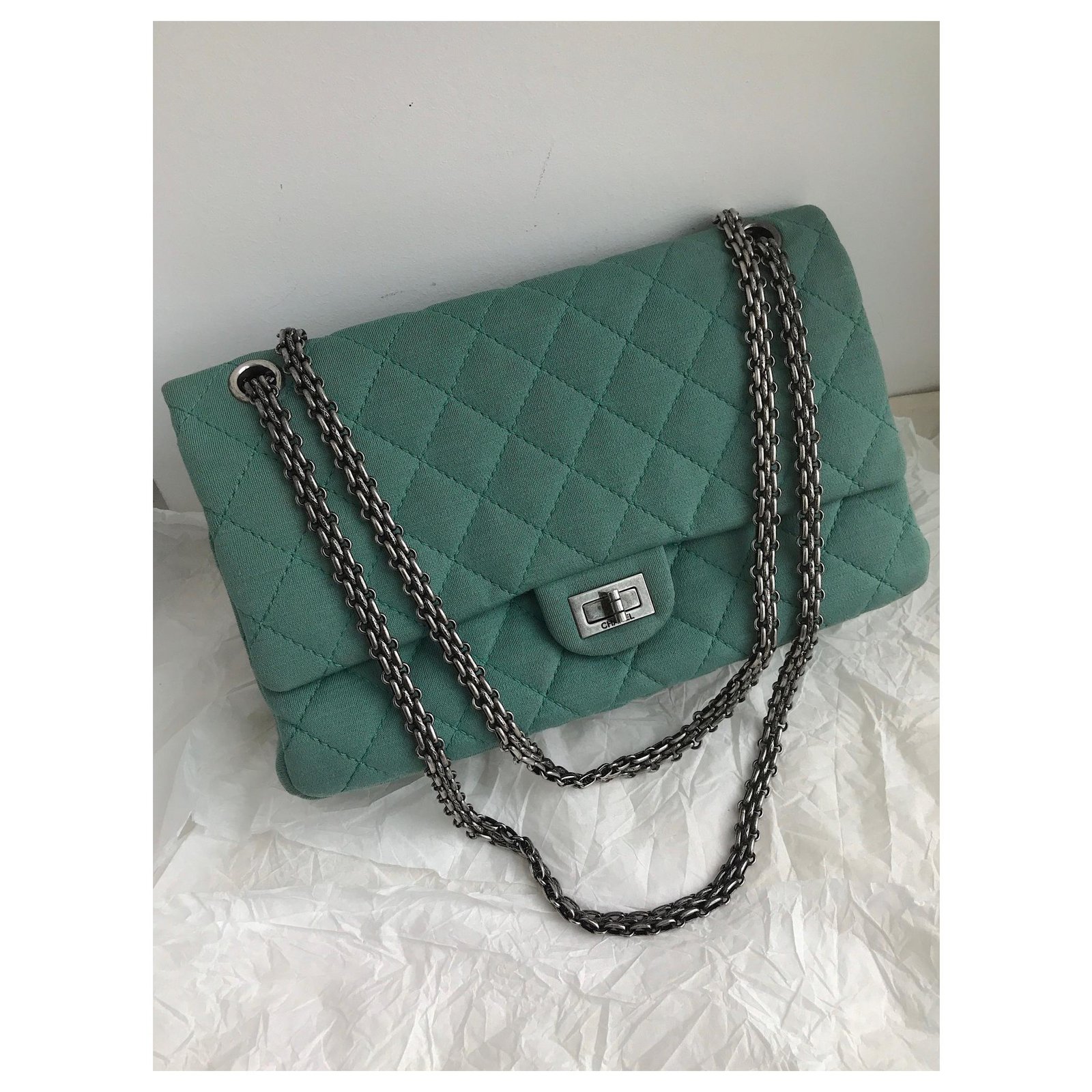 Chanel Runway Iridescent Green Flap Coin Purse Clutch Leather ref.274352 -  Joli Closet