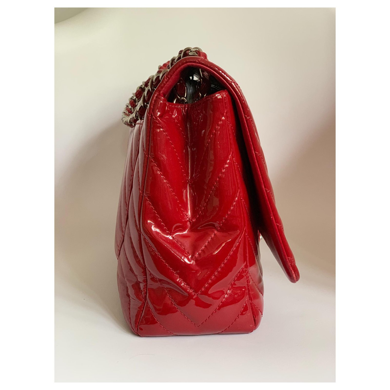 Timeless Chanel Maxi red chevron Patent leather ref.123147 - Joli