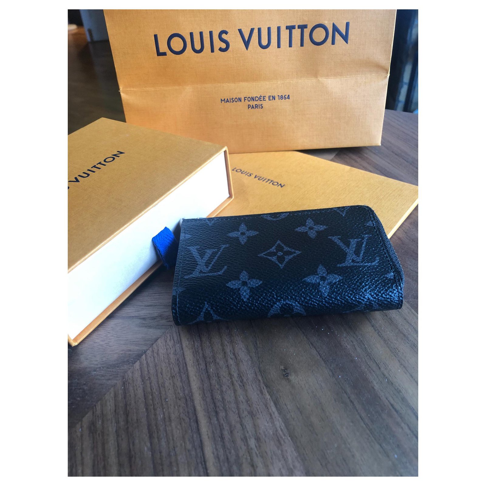 Cartera para hombre Louis Vuitton Gris antracita Cuero ref.123790 - Joli  Closet