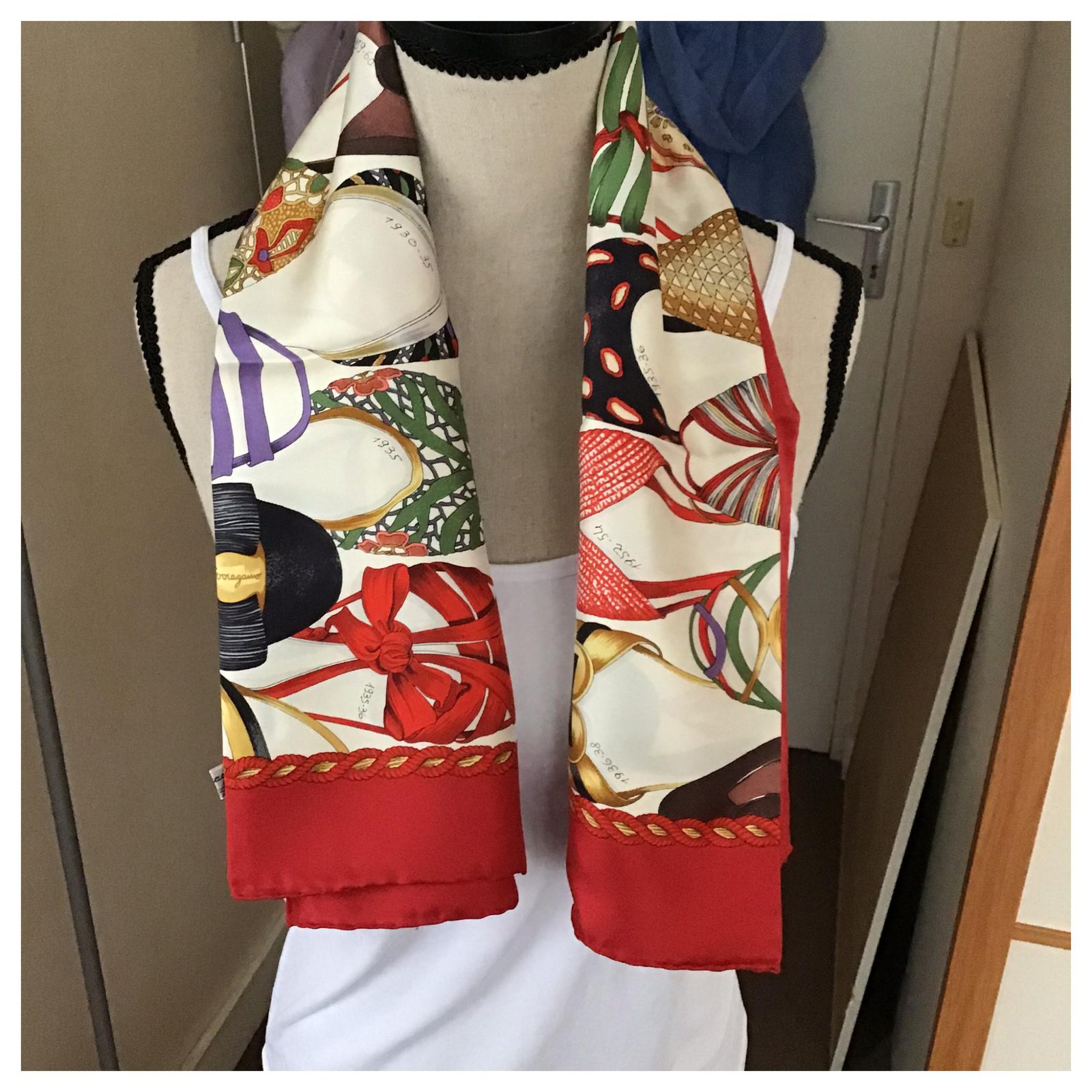 Salvatore Ferragamo Silk scarves Multiple colors ref.125882 - Joli 