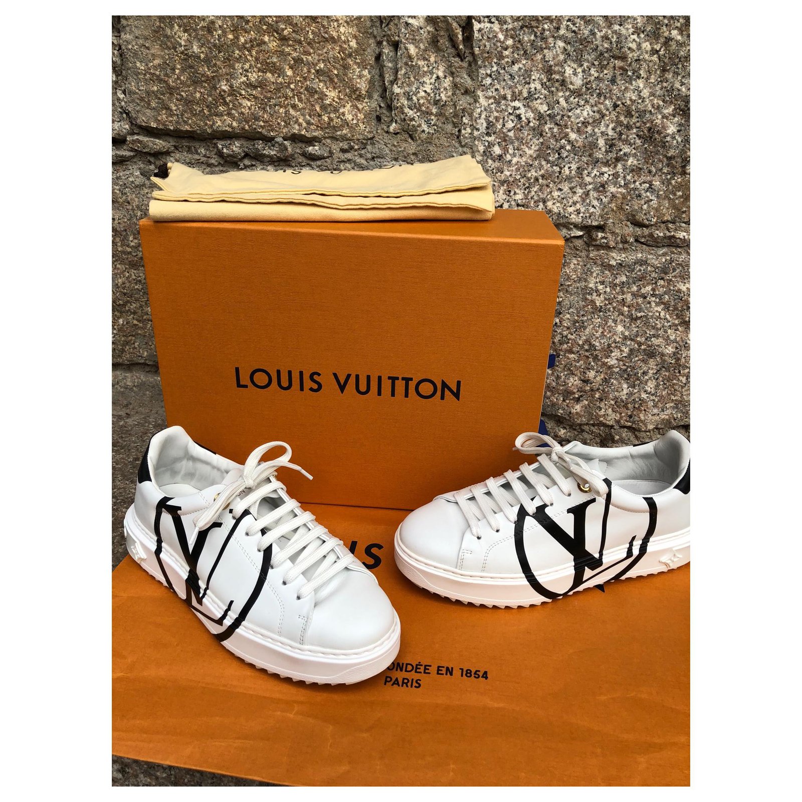 Baskets Louis Vuitton Sneaker Time Out Cuir Blanc ref.126223 - Joli Closet