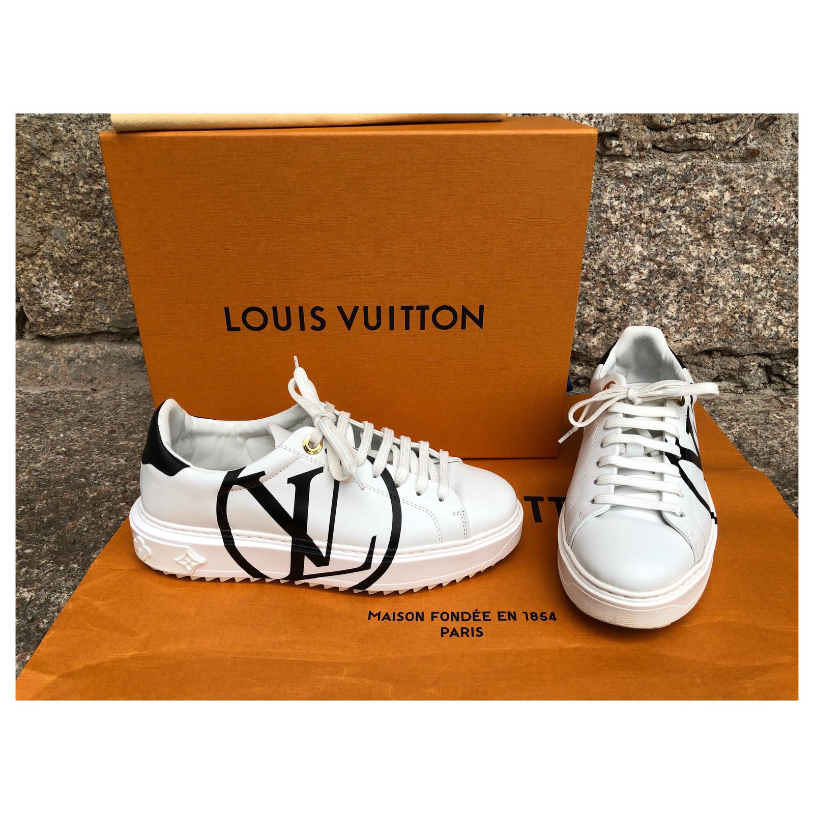 Baskets Louis Vuitton Sneaker Time Out Cuir Blanc ref.126223 - Joli Closet