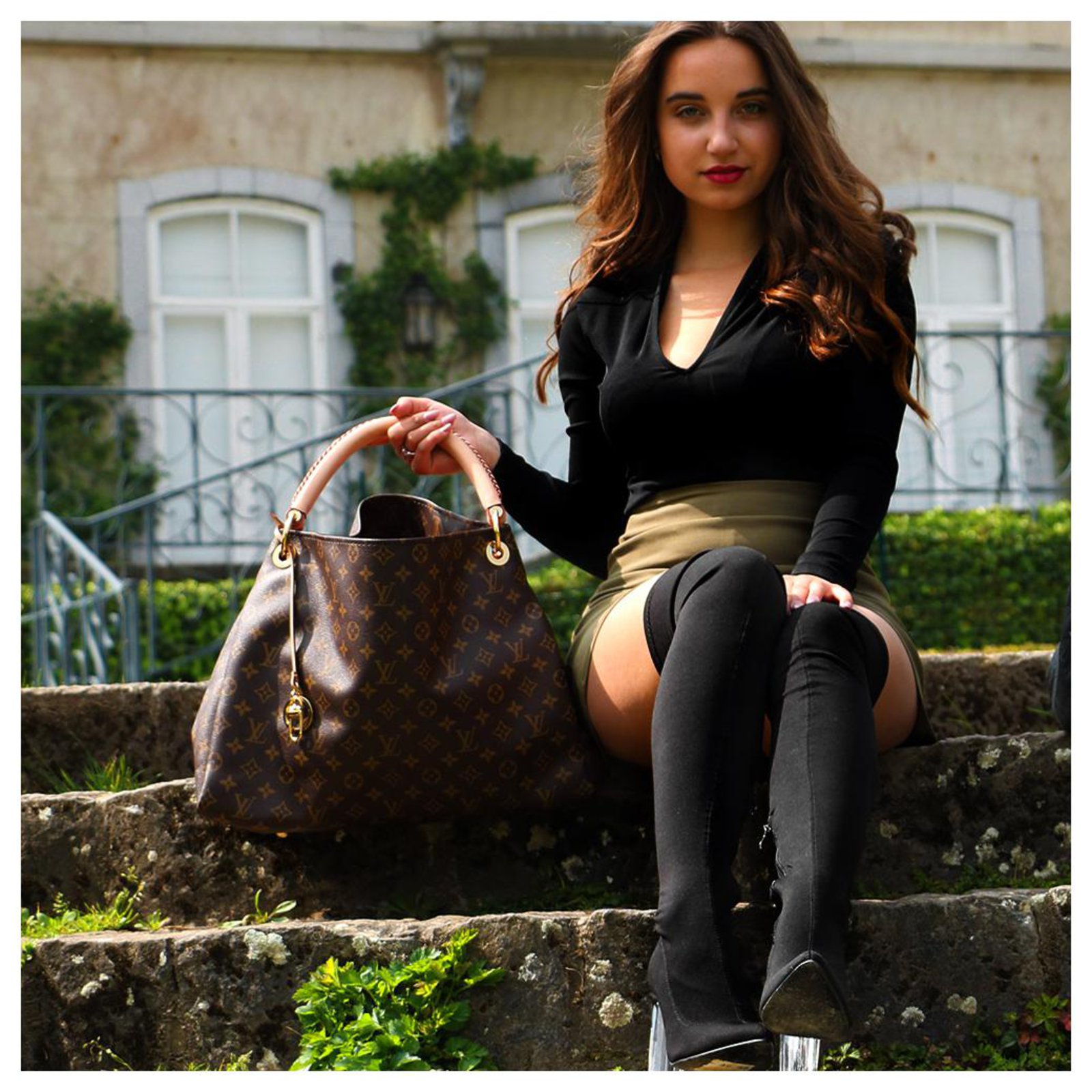 Artsy cloth handbag Louis Vuitton Brown in Cloth - 24970086