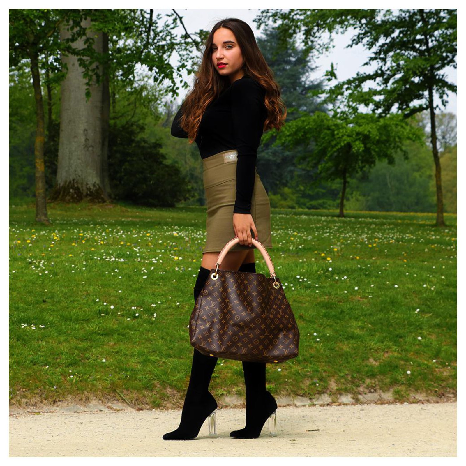 Artsy cloth handbag Louis Vuitton Brown in Cloth - 28269007