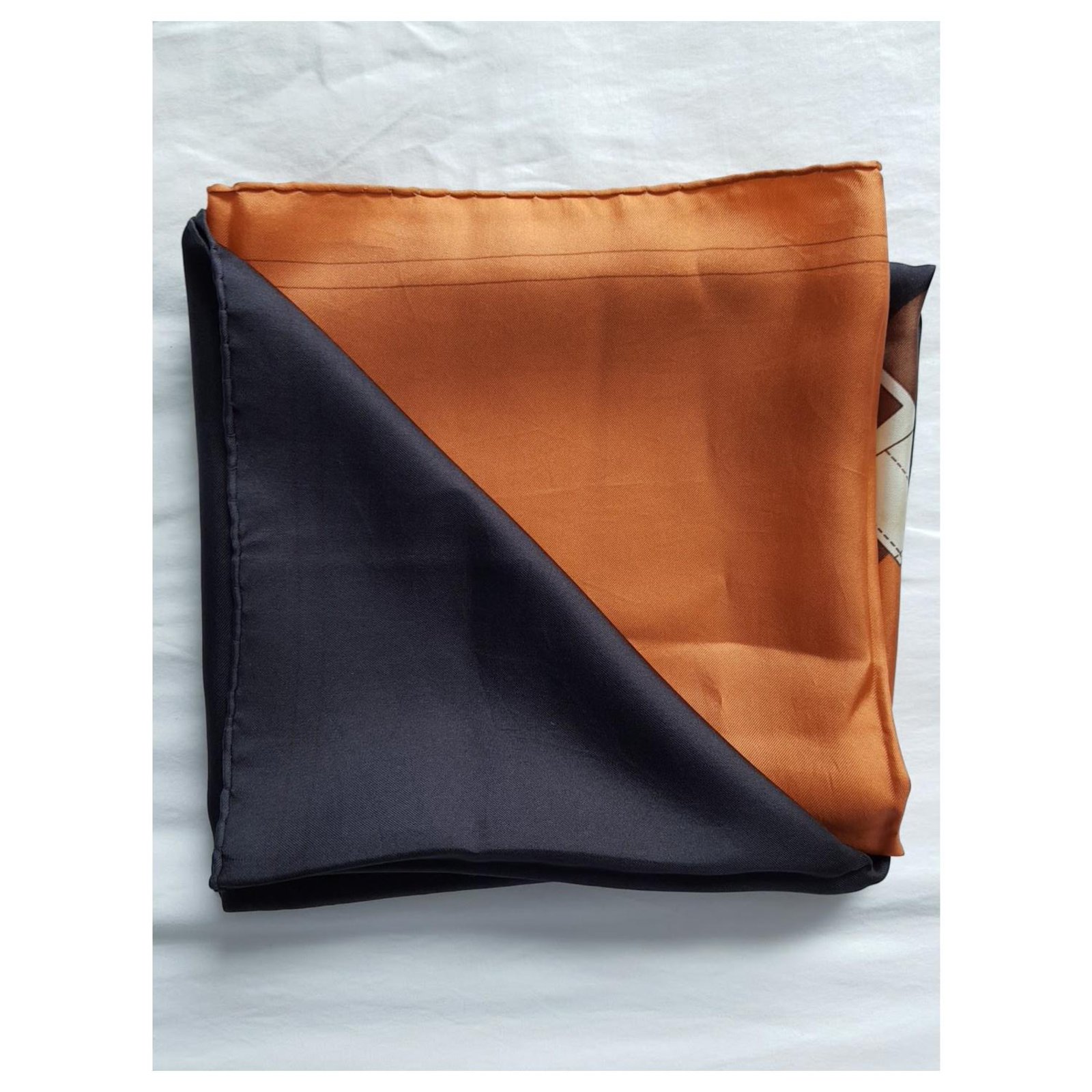 Louis Vuitton signed 'Architecture' brown, orange and beige silk scarf  Bronze Light brown Dark brown ref.131225 - Joli Closet