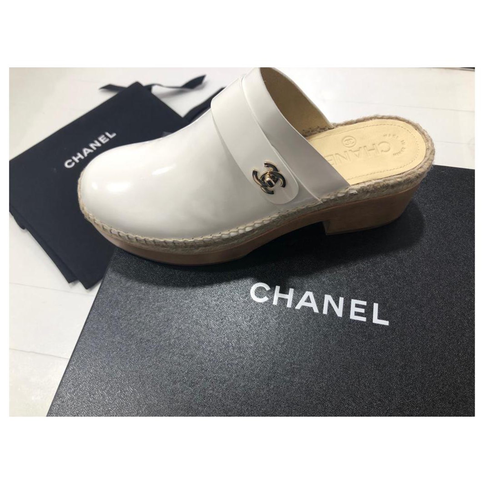 Chanel Mules White Patent leather ref.133265 - Joli Closet