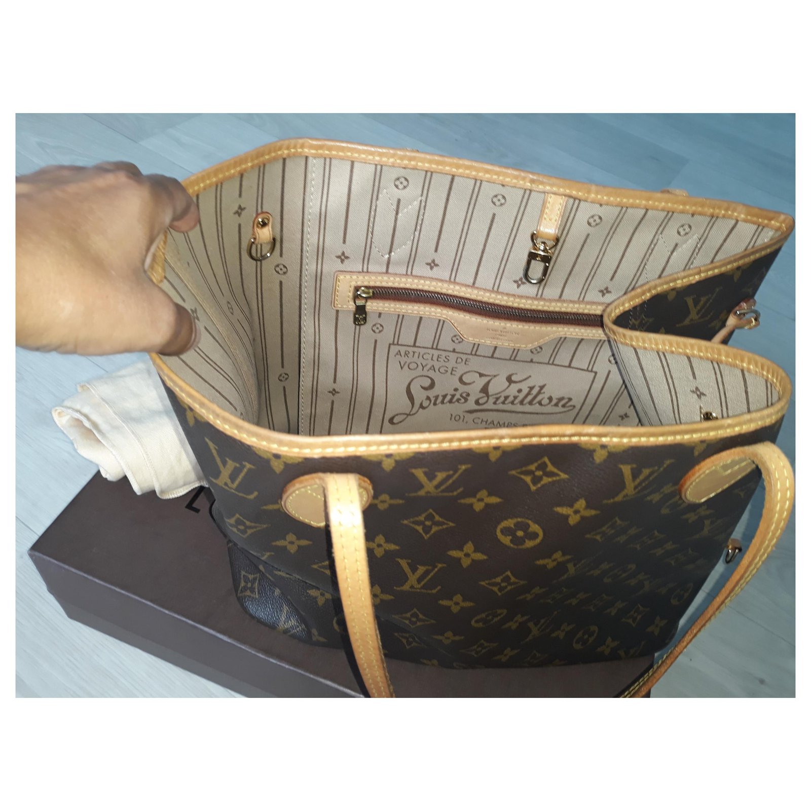 Neverfull leather handbag Louis Vuitton Brown in Leather - 31350360