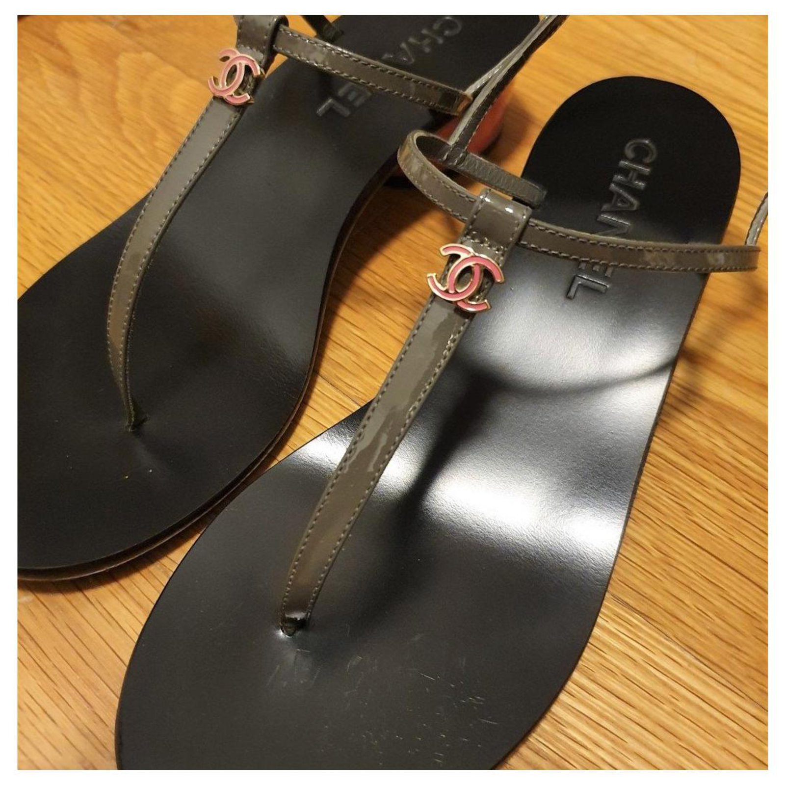 Chanel thong sandals EU38 Olive green Patent leather ref.136098