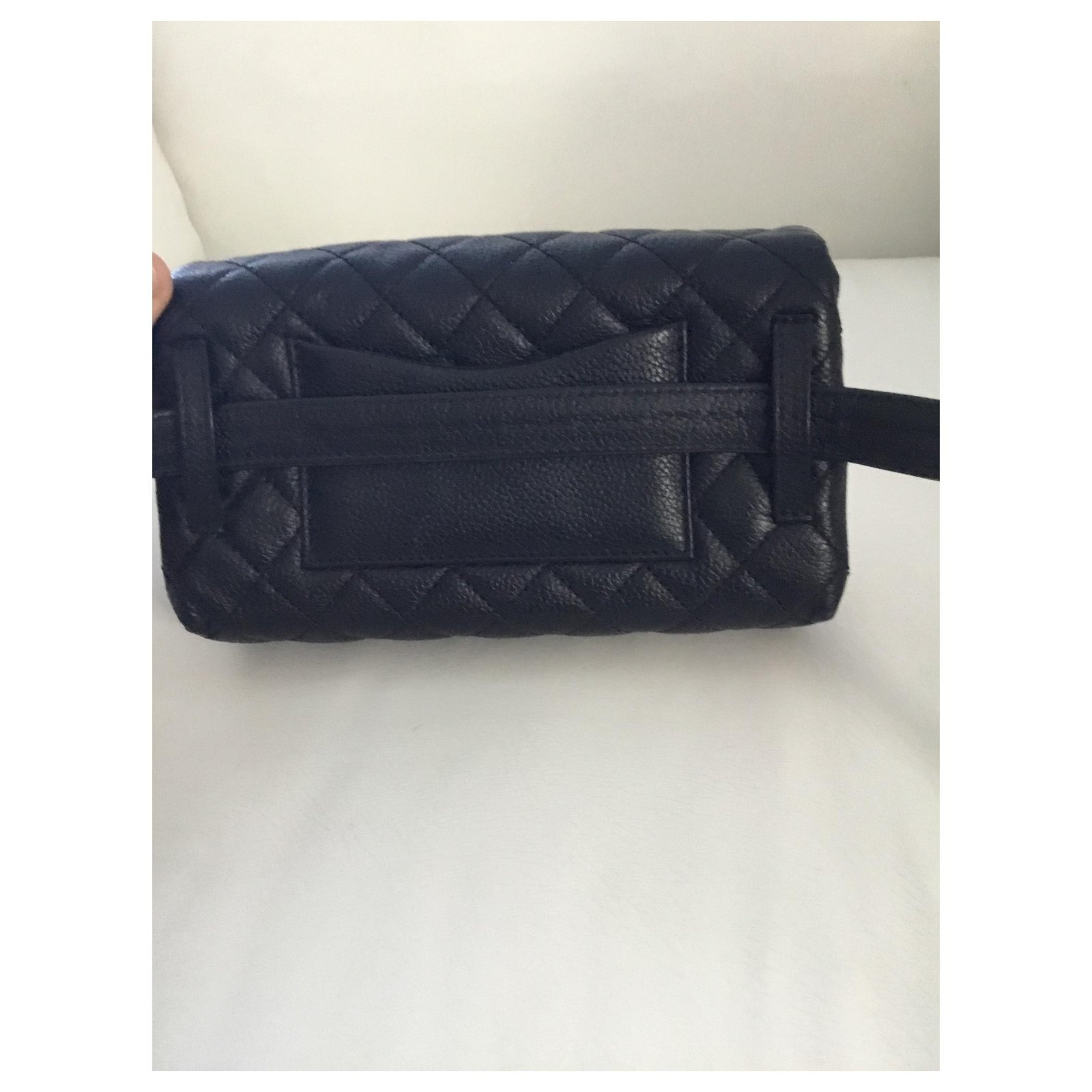 CHANEL Uniform. Petit SAC ceinture matelassé noir. Avec …