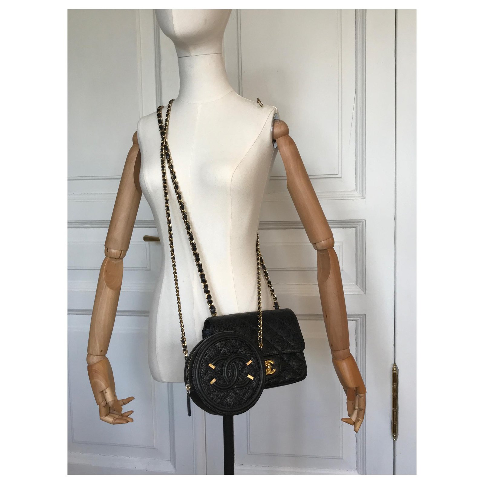 Chanel New CC Filigree Grained Round Chain Crossbody Bag Black Leather  ref.137611 - Joli Closet