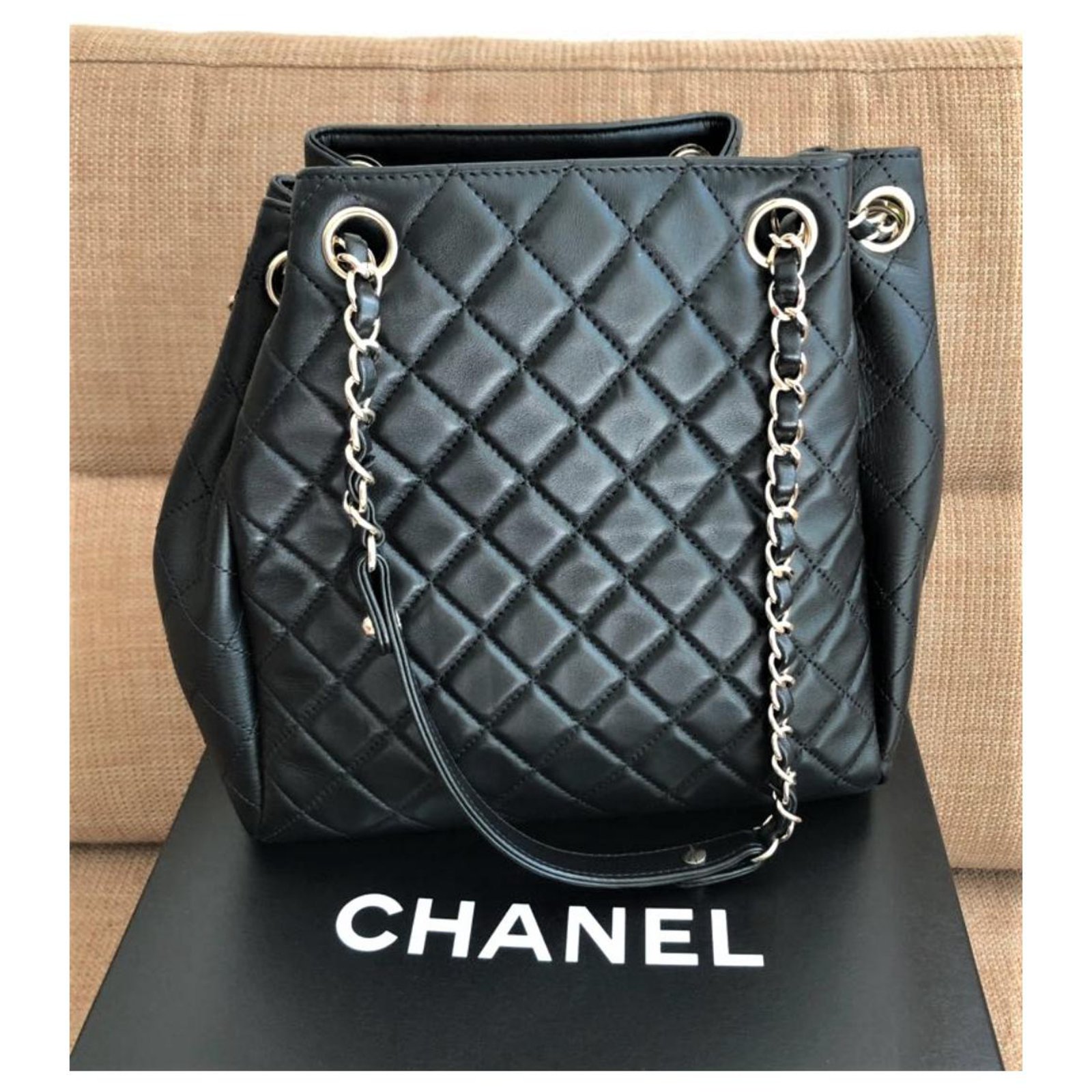 Chanel Black Drawstring bucket bag Leather ref.140951 - Joli Closet