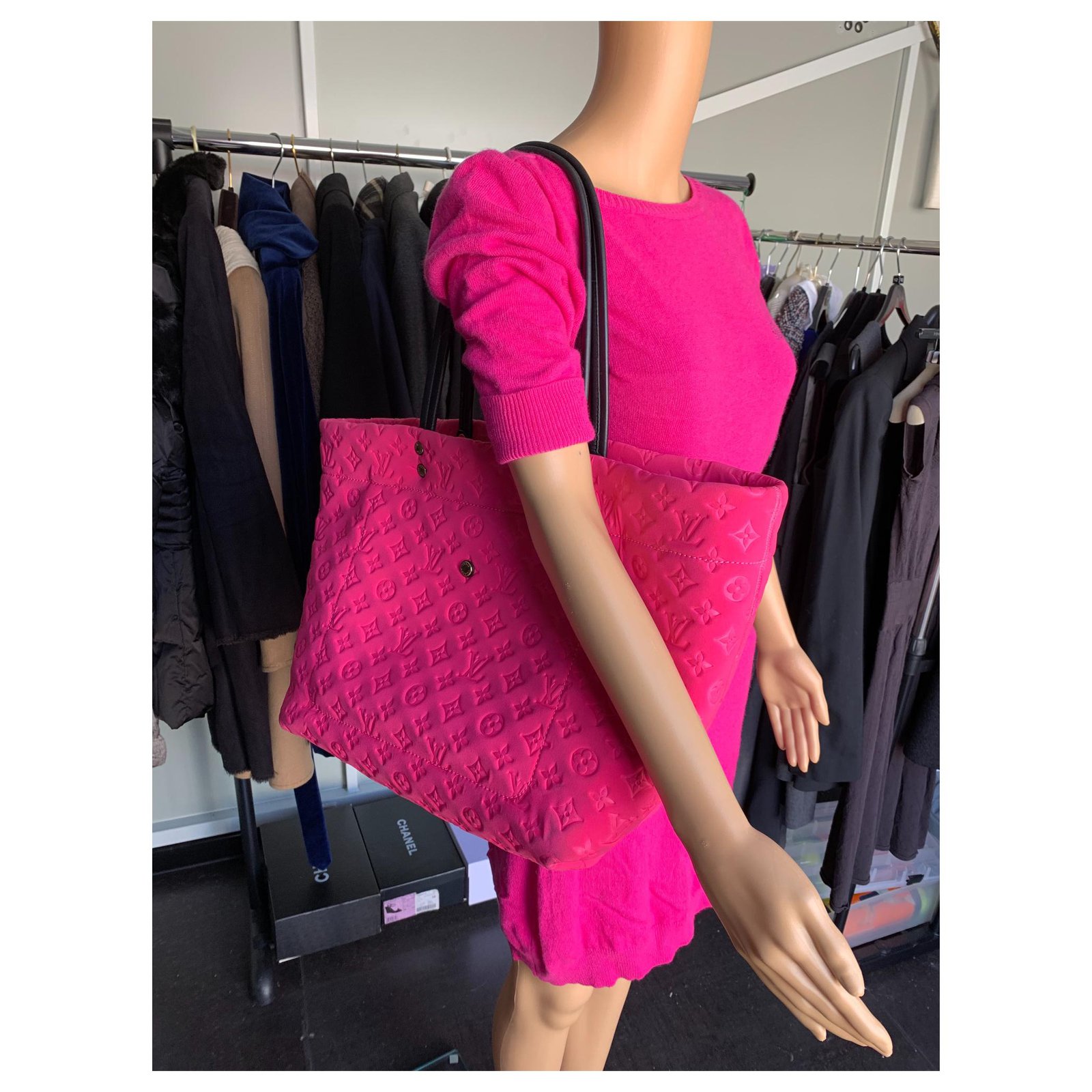 Louis Vuitton Limited Edition Monogram Neoprene Scuba MM Pink Cloth  ref.734044 - Joli Closet