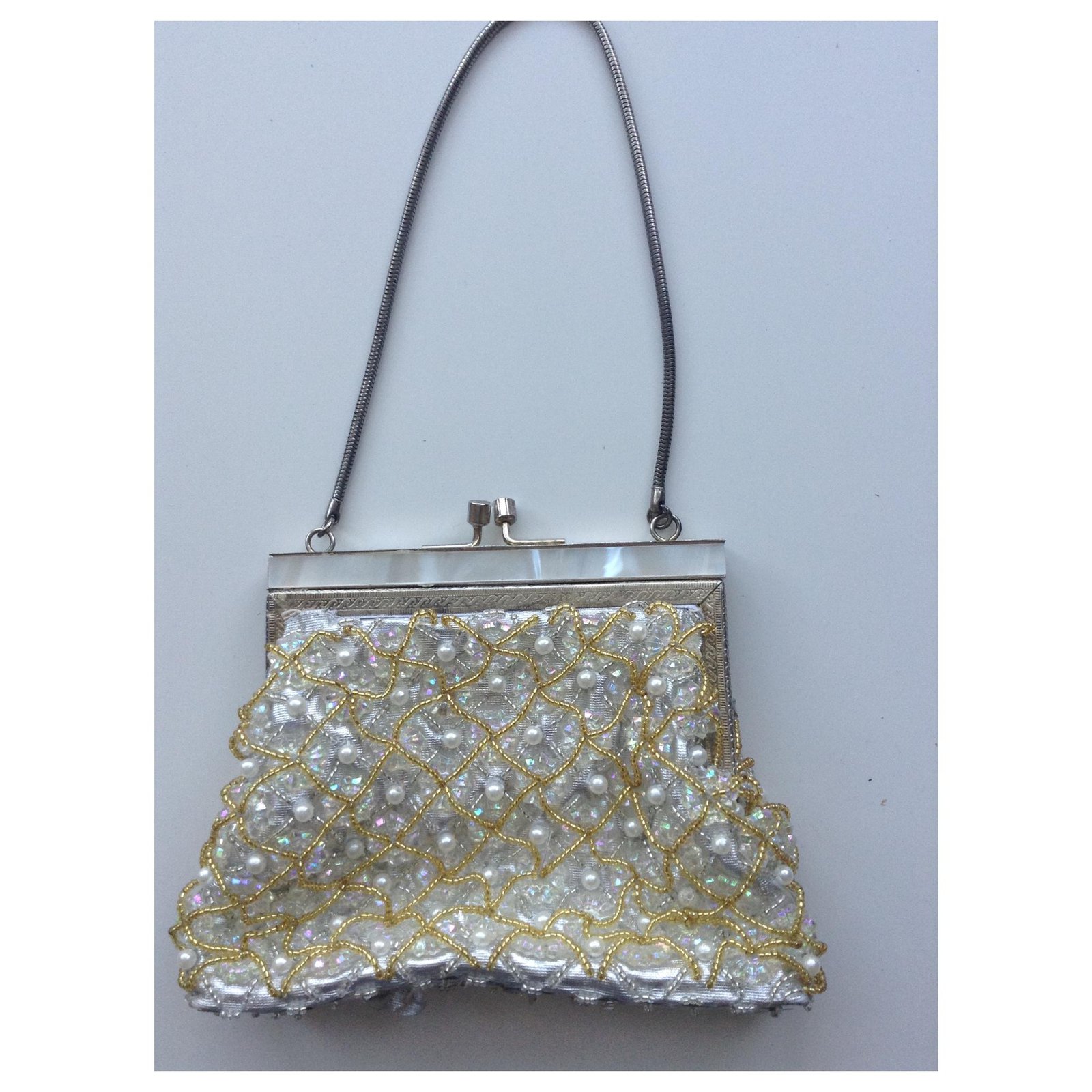 Handtasche von Lumured, Perlen, Abendtasche, weiss, goldener Clipper- Verschluss, vintage