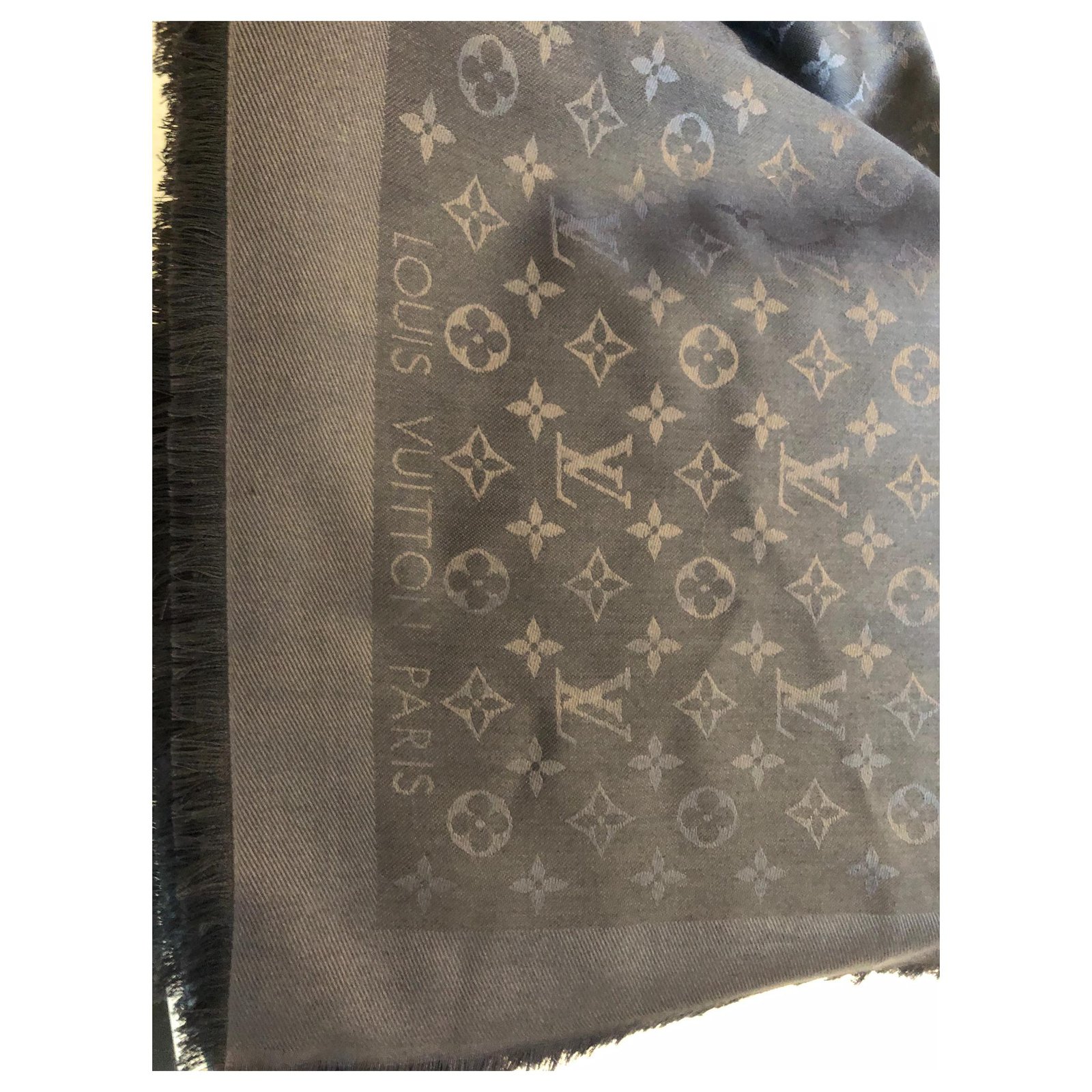 Louis Vuitton Scarves Dark grey Silk ref.1039370 - Joli Closet