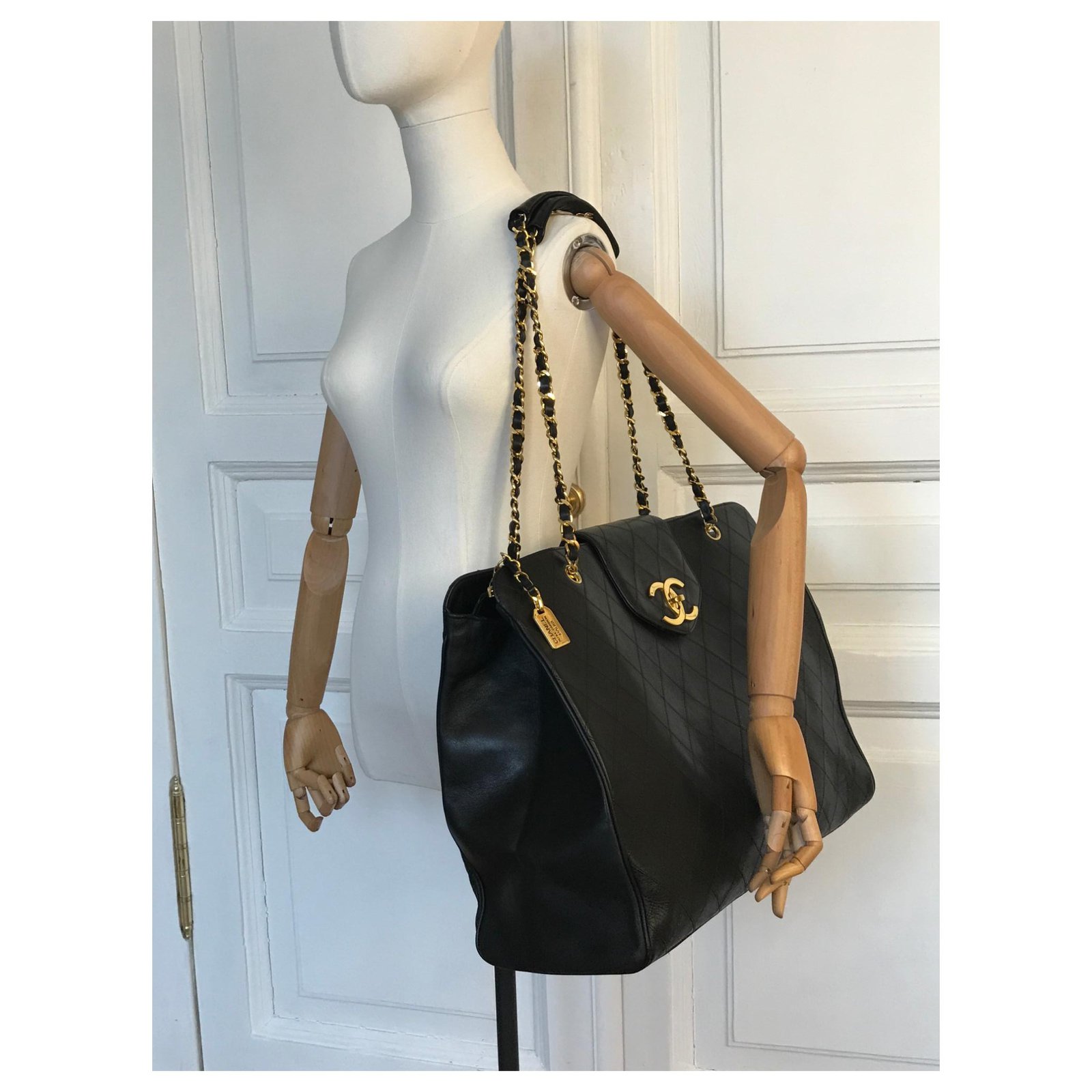 Chanel Rare XL Travel Tote Bag Black Leather ref.144948 - Joli Closet