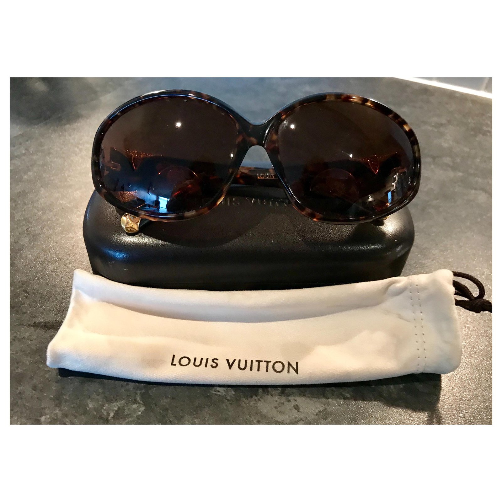 Darling Jordan dress, Oakley mirror sunglasses, Louis Vuitton