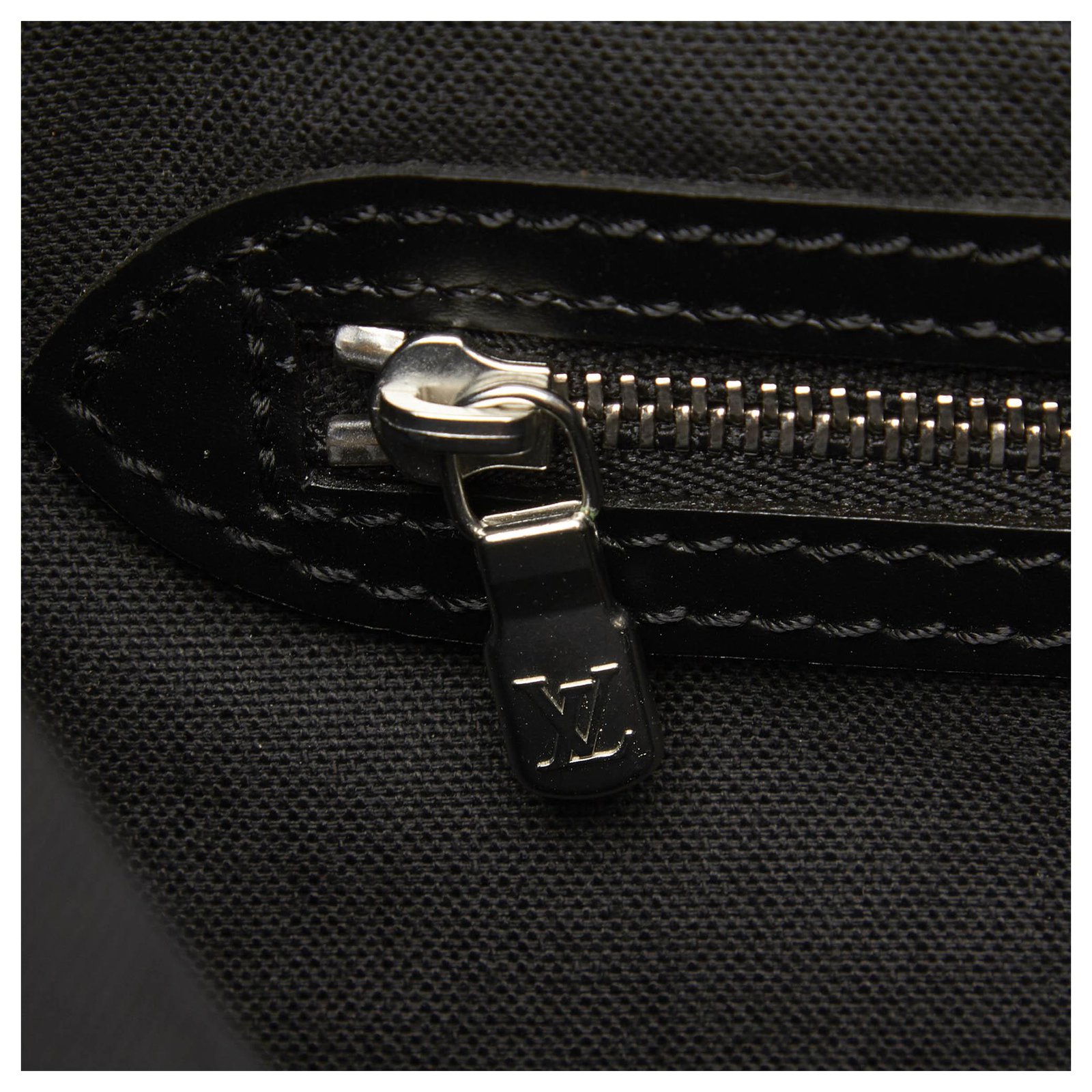 Louis Vuitton Black Taiga Dersou Leather ref.154794 - Joli Closet