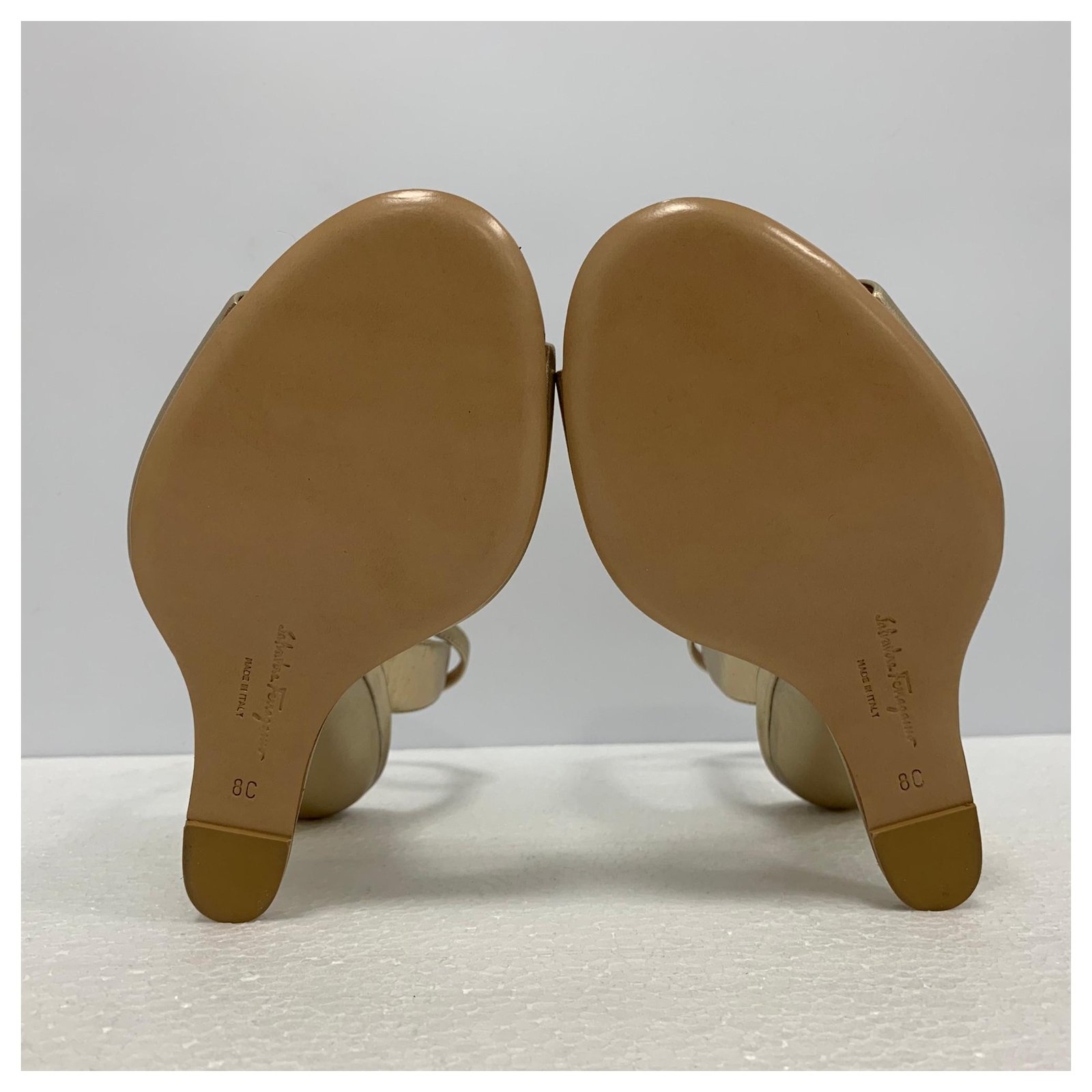 Salvatore Ferragamo F heel gold sandals Golden Leather ref.155161 