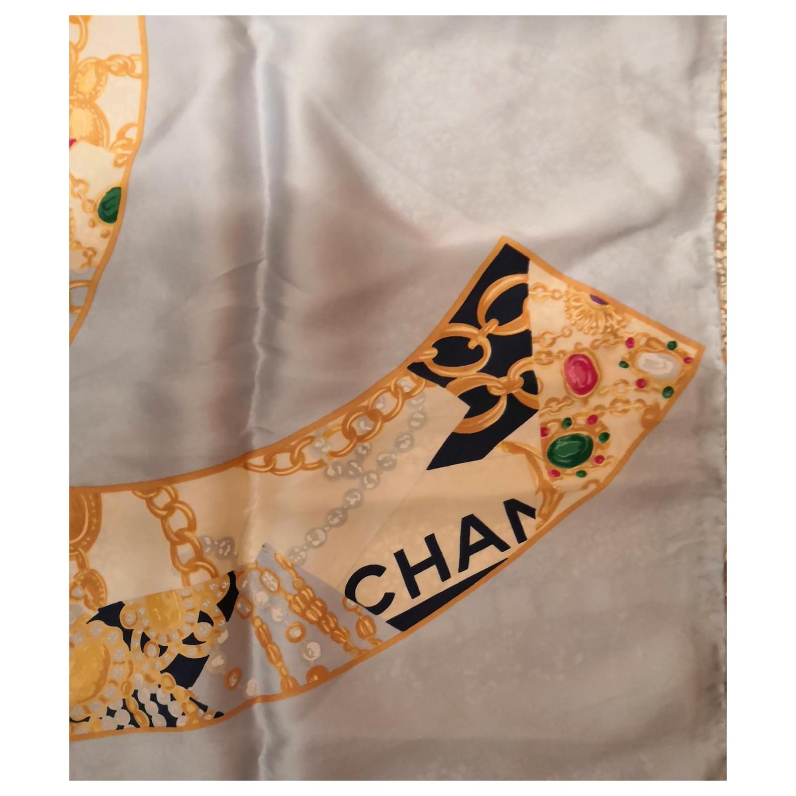 Sublime foulard Chanel Vintage Soie Doré Bleu clair ref.156691 Joli