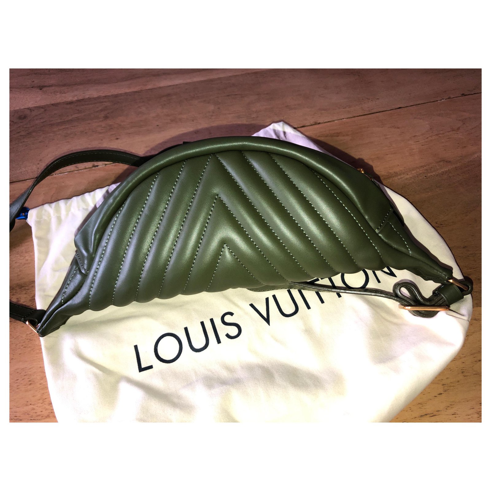 Louis Vuitton Banana bag Khaki Leather ref.156729 - Joli Closet