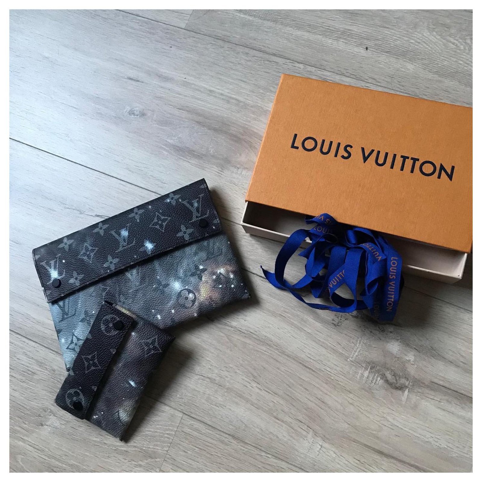 Galaxy sleeve duo Louis Vuitton Dark grey Leather ref.157794 - Joli Closet